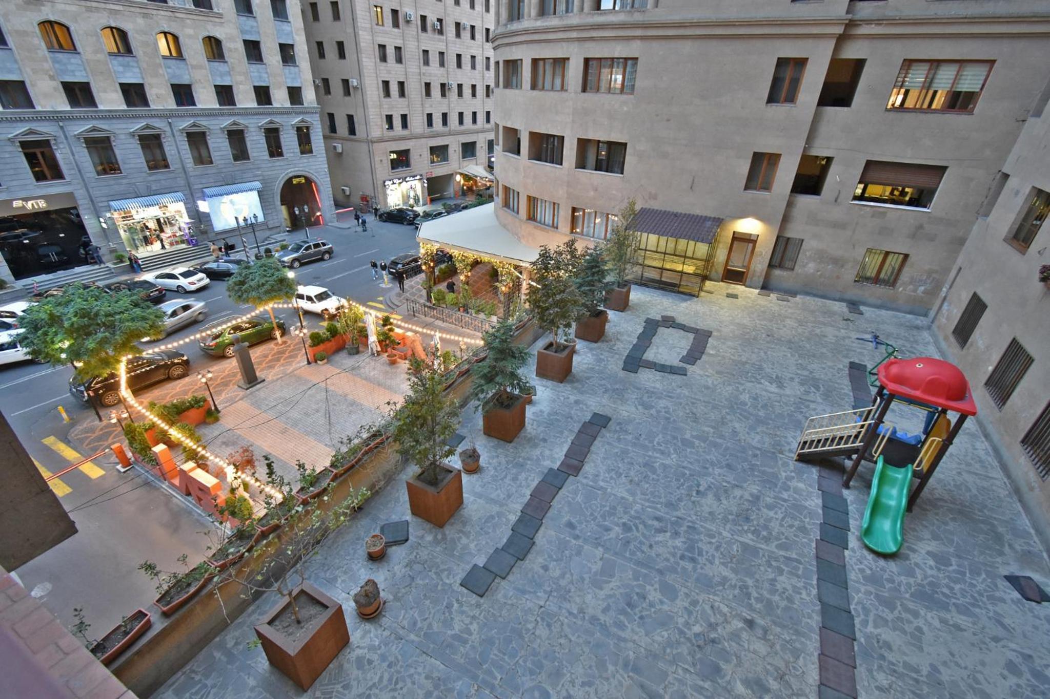 2 Bedrooms Luxury Apartment Near Republic Square