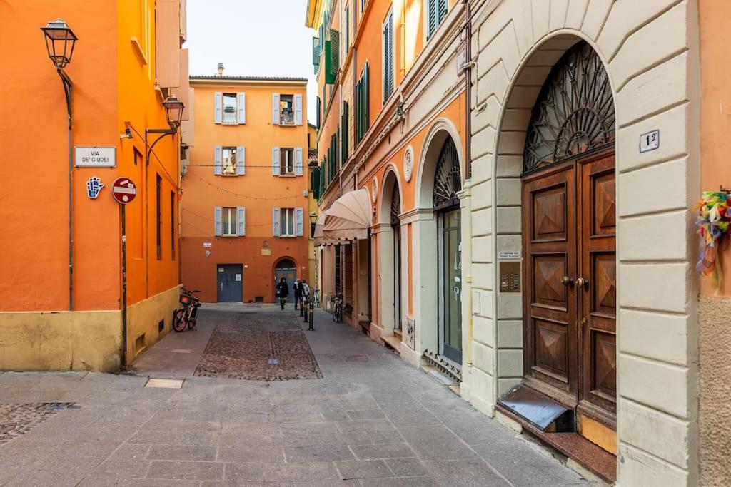All'ombra delle Due Torri Family Apartment view 3