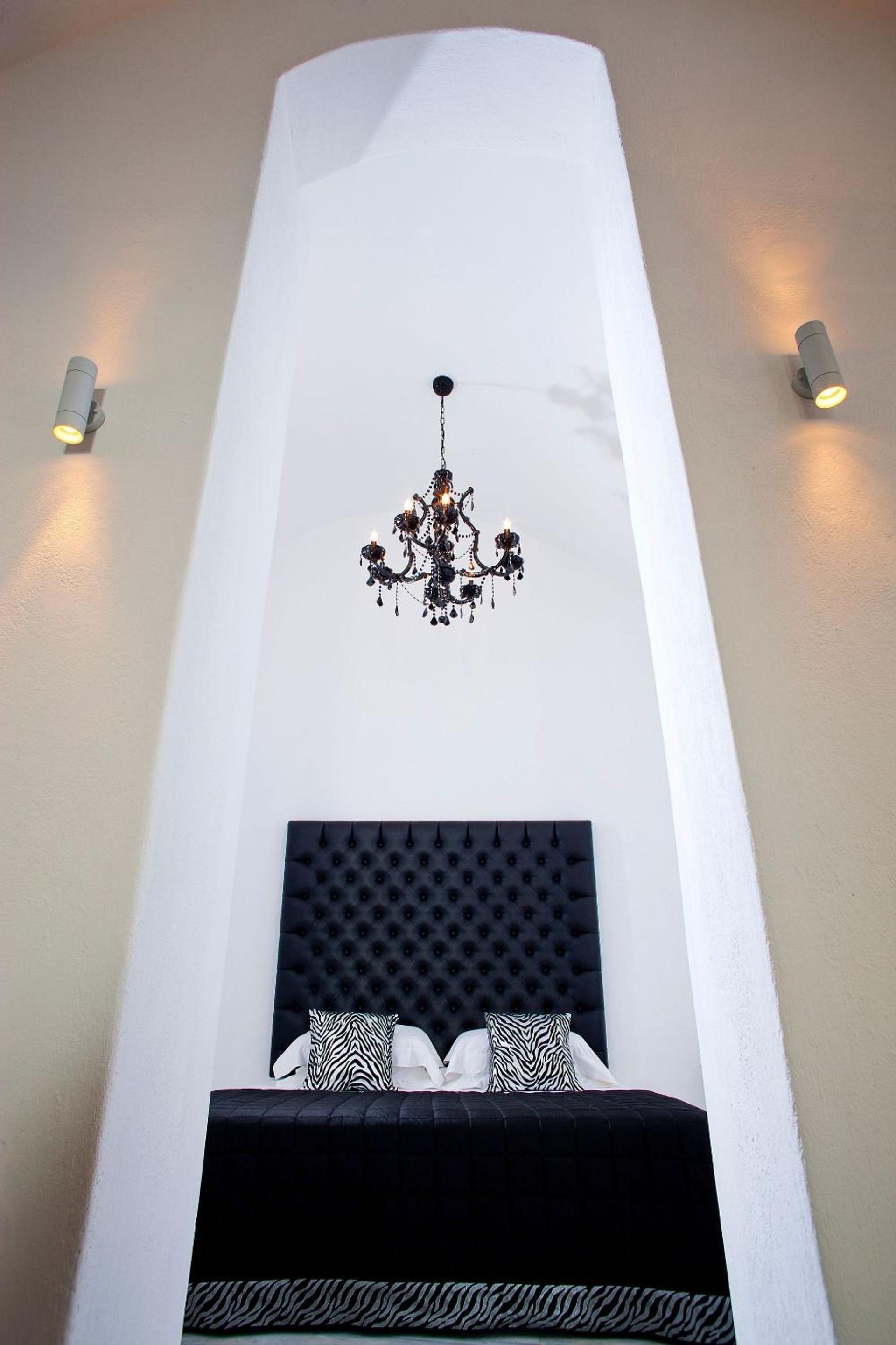 Venetian-Style Santorini Villa - 1 Bedroom - Villa Astroglia - Beautiful Caldera Sea Views and Private Jacuzzi - Fira photo 2