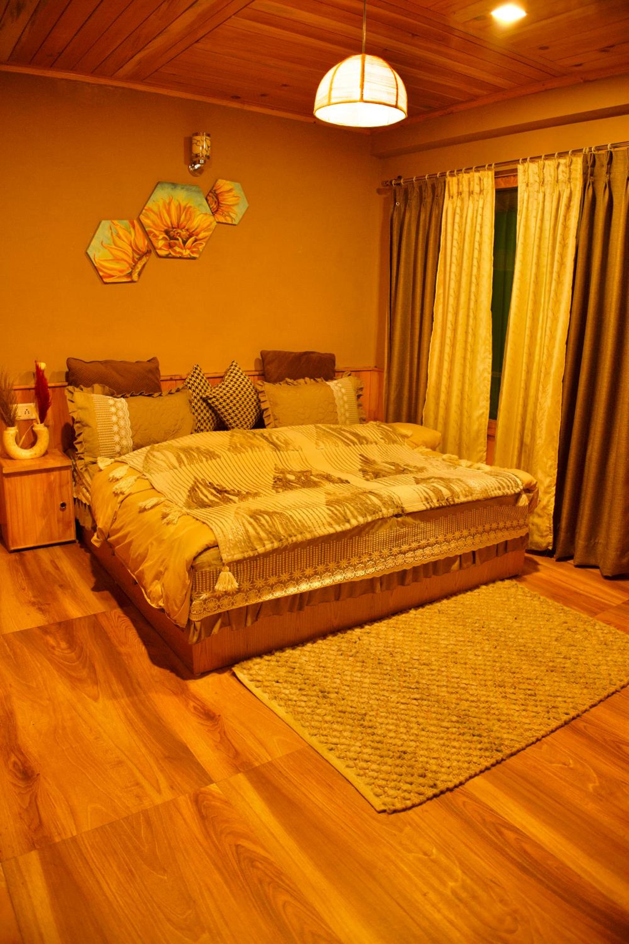 Khwaabgaah-A Boutique Homestay,Tirthan Valley view 2