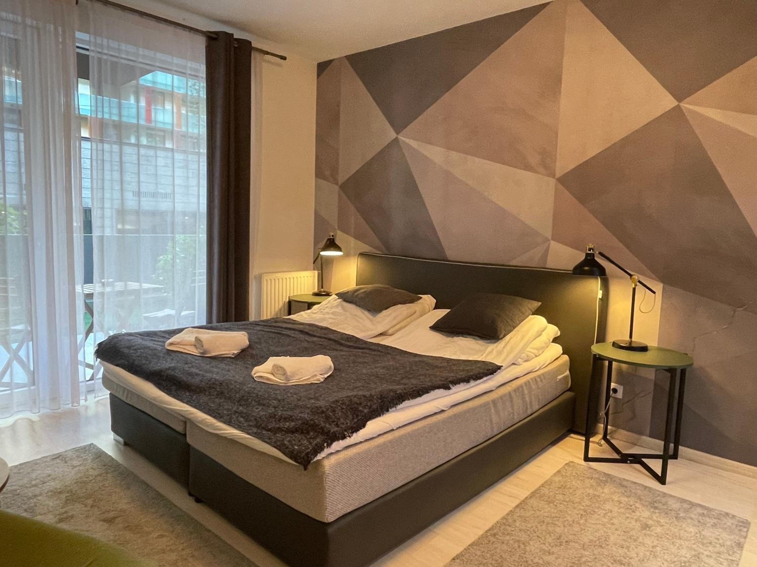 Bright Harmony Apartment close to downtown view 4