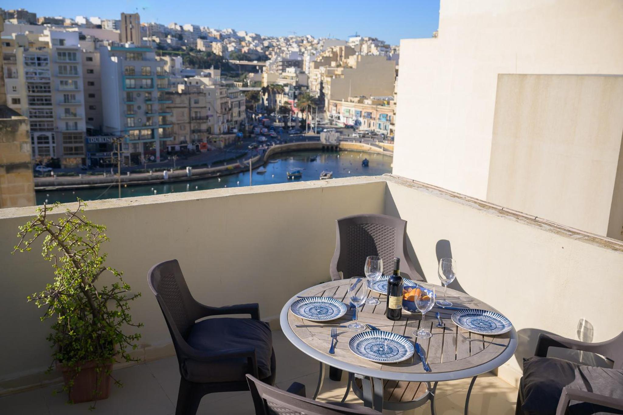 Stylish Saint Julians 1 bedroom Penthouse with Terrace in the city centre with Seaview — St Julian's