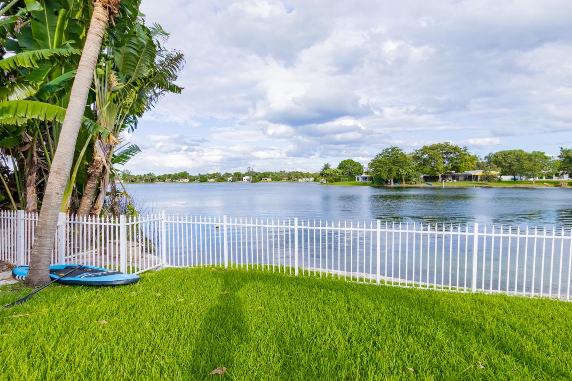 Lakefront Villa and Paddle Board TGH