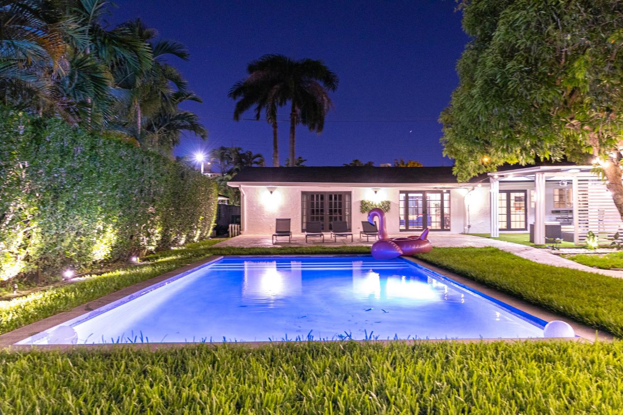 Lakefront Villa and Paddle Board TGH