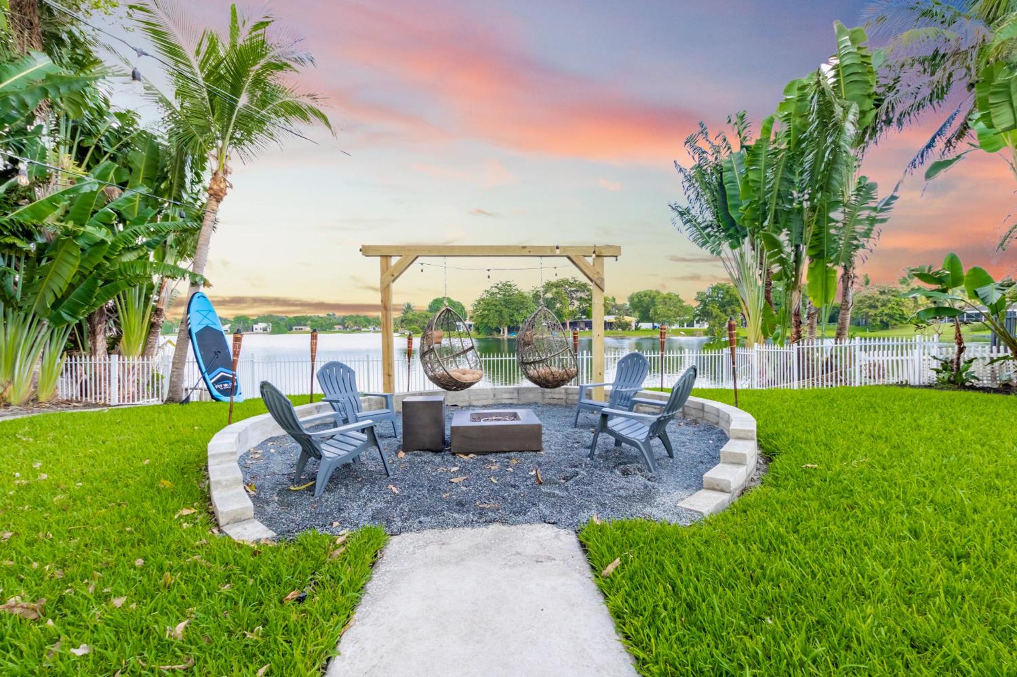Lakefront Villa and Paddle Board TGH