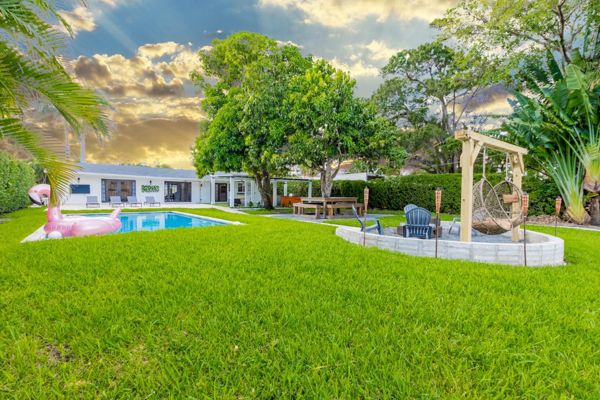 Lakefront Villa and Paddle Board TGH