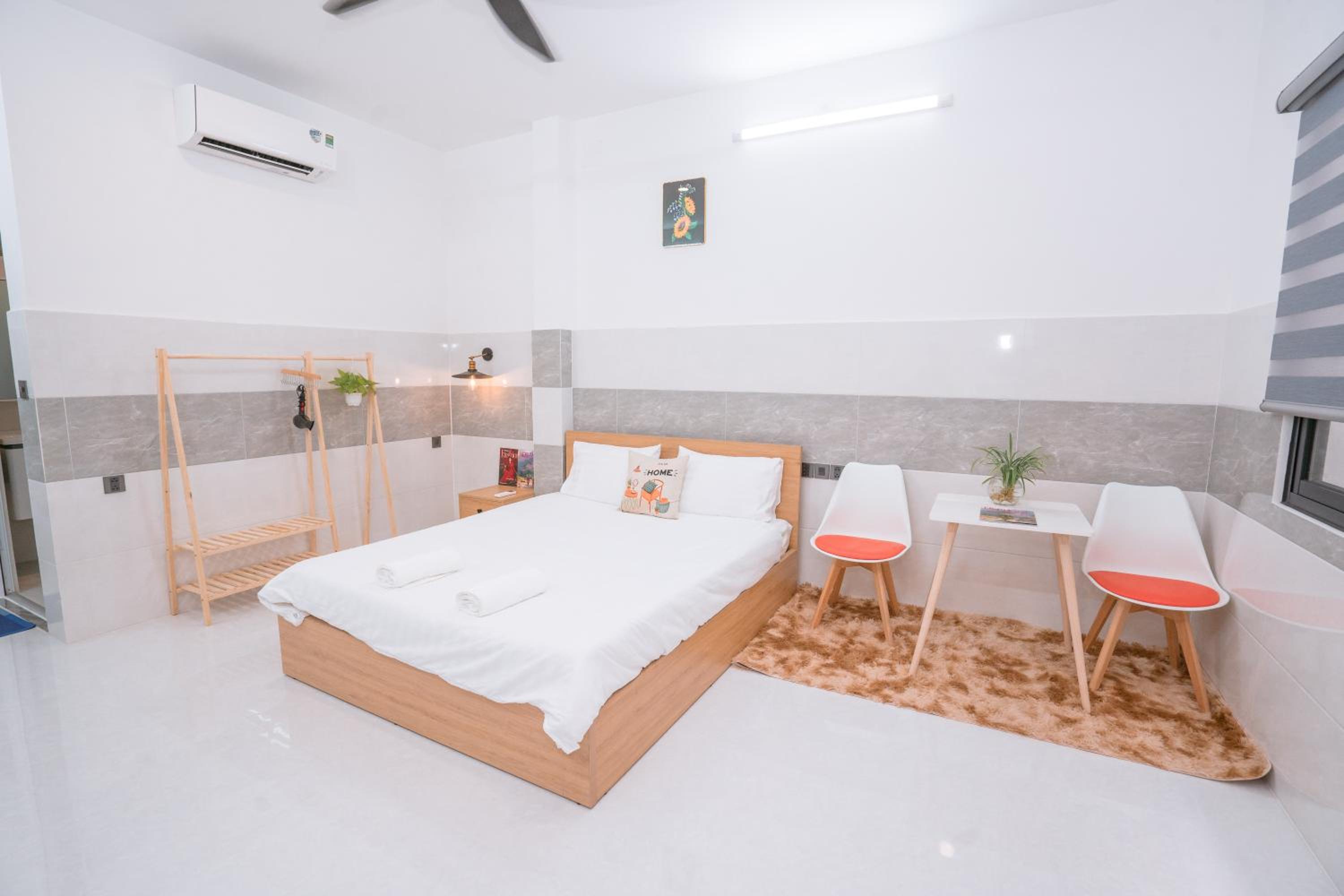 ALOHA SAIGON PREMIUM HOSTEL by Local Travel Experts - Newly opened, Less-touristy location, Spacious rooms, Glass shower bathroom, Free breakfast & Walking