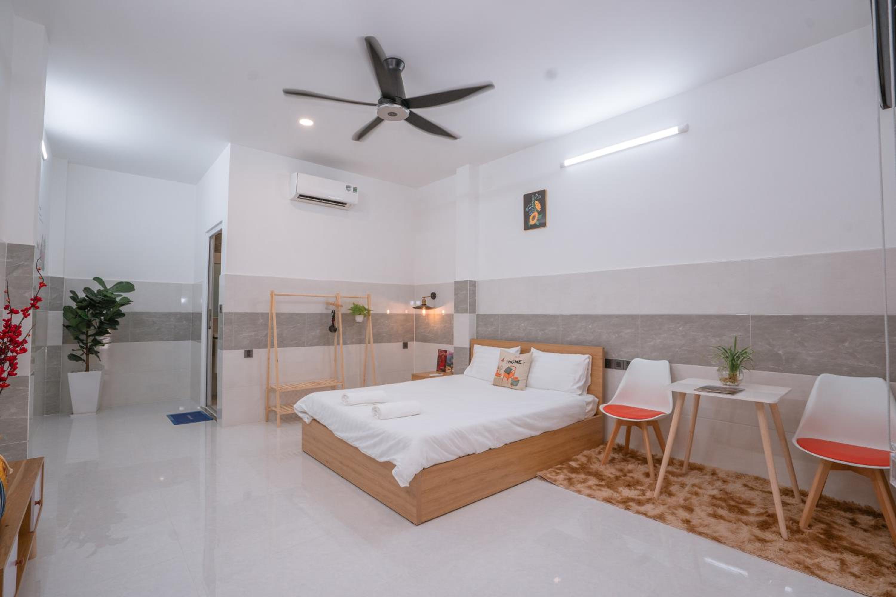 ALOHA SAIGON PREMIUM HOSTEL by Local Travel Experts - Newly opened, Less-touristy location, Spacious rooms, Glass shower bathroom, Free breakfast & Walking