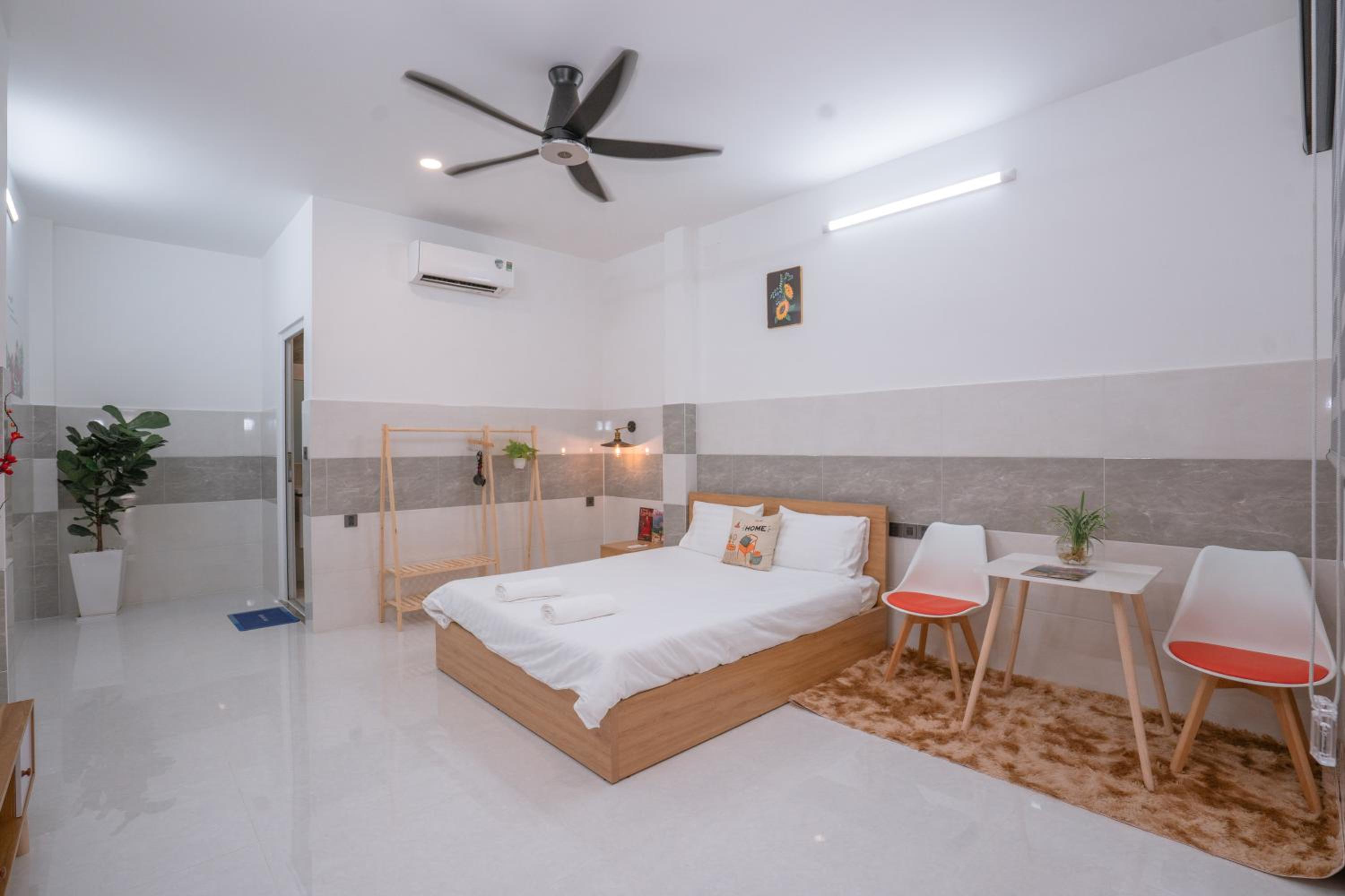 ALOHA SAIGON PREMIUM HOSTEL by Local Travel Experts - Newly opened, Less-touristy location, Spacious rooms, Glass shower bathroom, Free breakfast & Walking