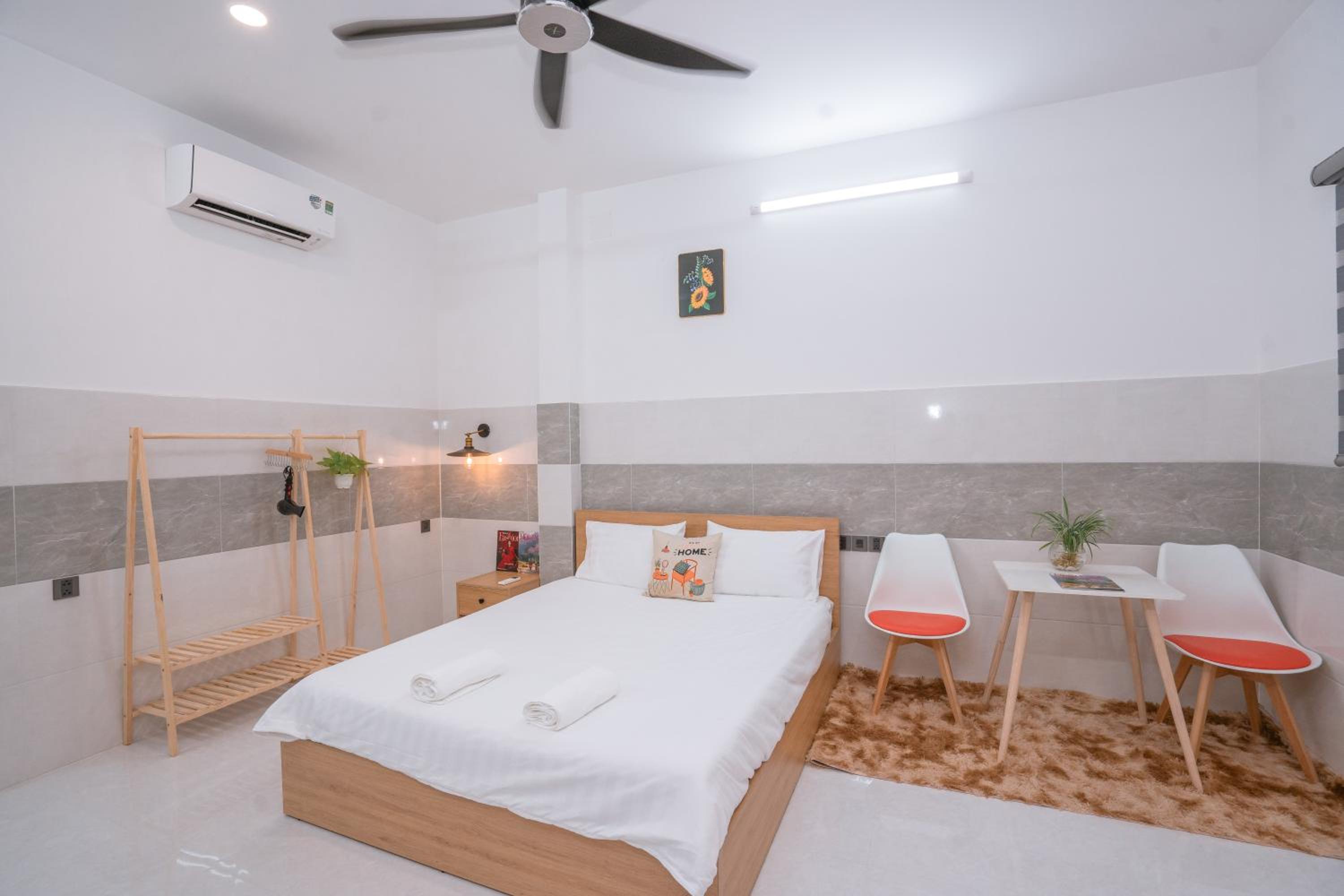 ALOHA SAIGON PREMIUM HOSTEL by Local Travel Experts - Newly opened, Less-touristy location, Spacious rooms, Glass shower bathroom, Free breakfast & Walking