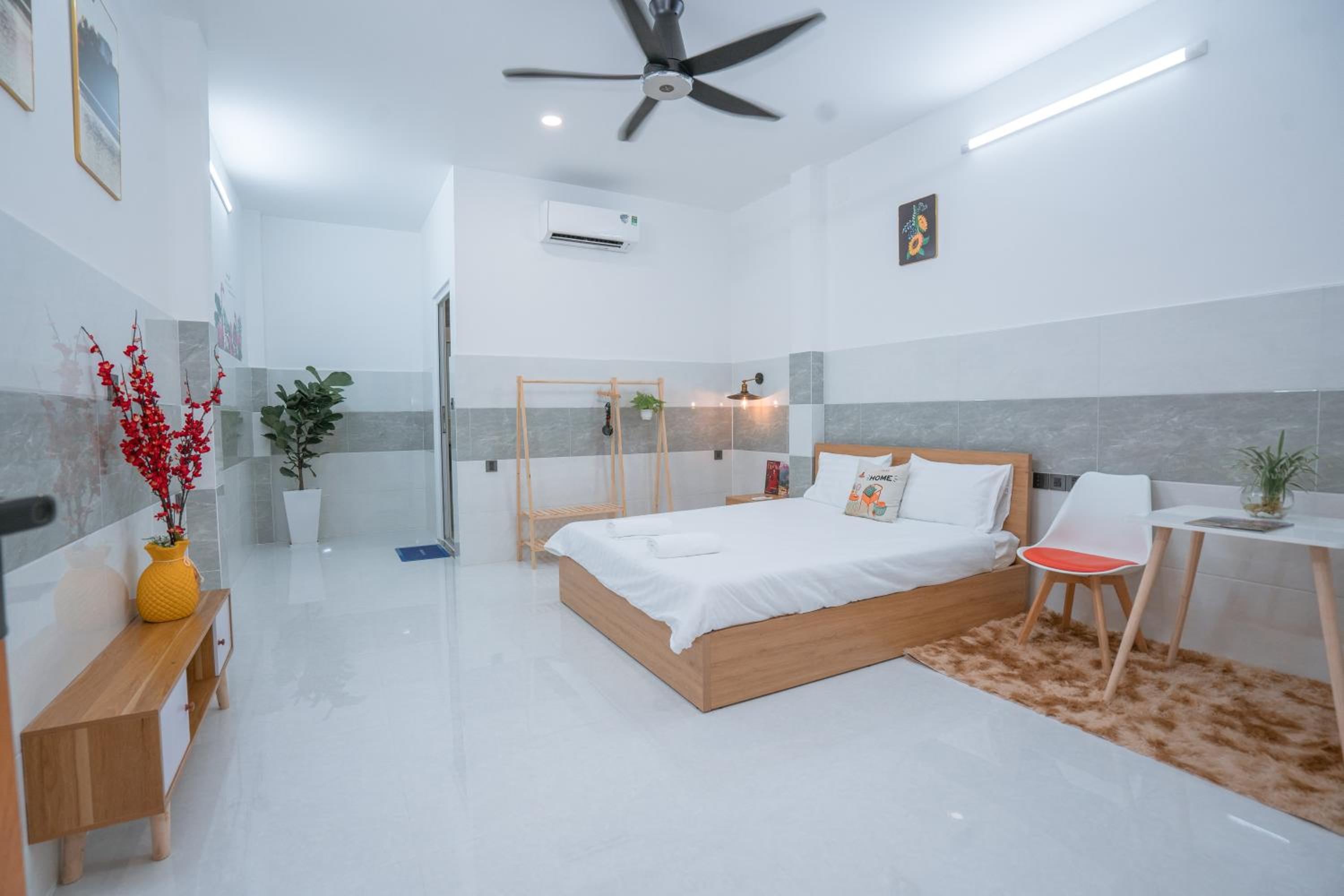 ALOHA SAIGON PREMIUM HOSTEL by Local Travel Experts - Newly opened, Less-touristy location, Spacious rooms, Glass shower bathroom, Free breakfast & Walking