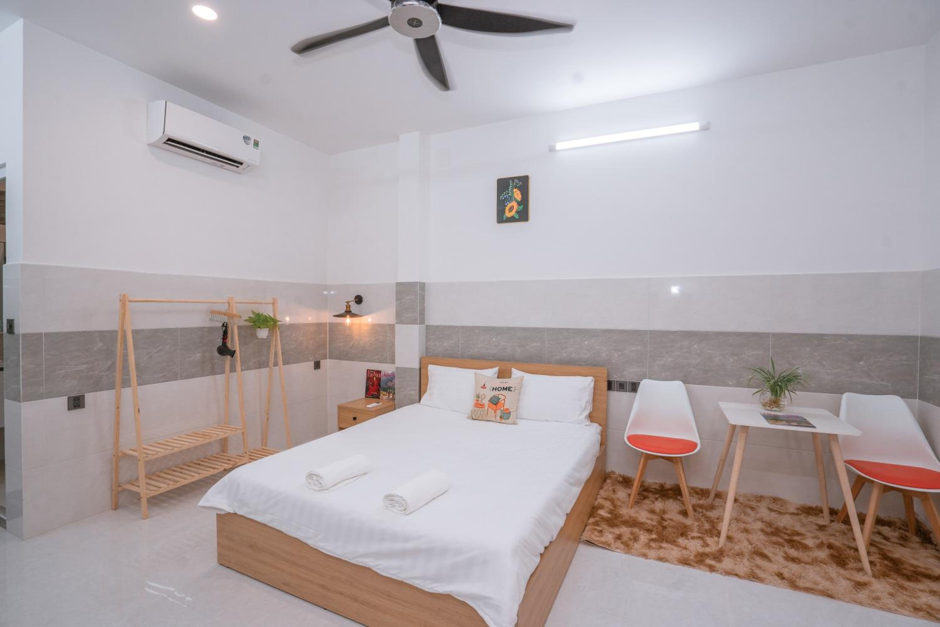 ALOHA SAIGON PREMIUM HOSTEL by Local Travel Experts - Newly opened, Less-touristy location, Spacious rooms, Glass shower bathroom, Free breakfast & Walking