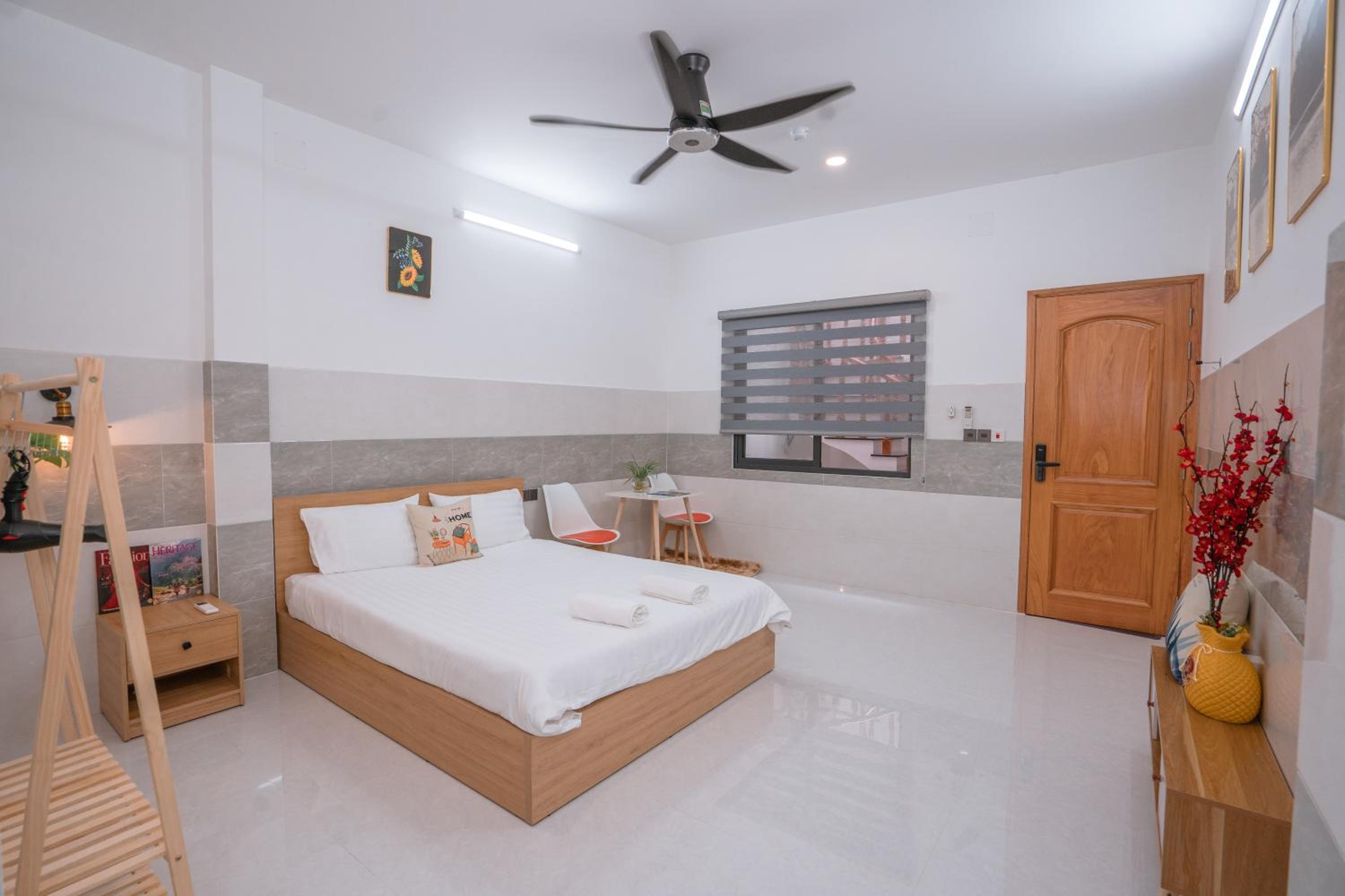 ALOHA SAIGON PREMIUM HOSTEL by Local Travel Experts - Newly opened, Less-touristy location, Spacious rooms, Glass shower bathroom, Free breakfast & Walking