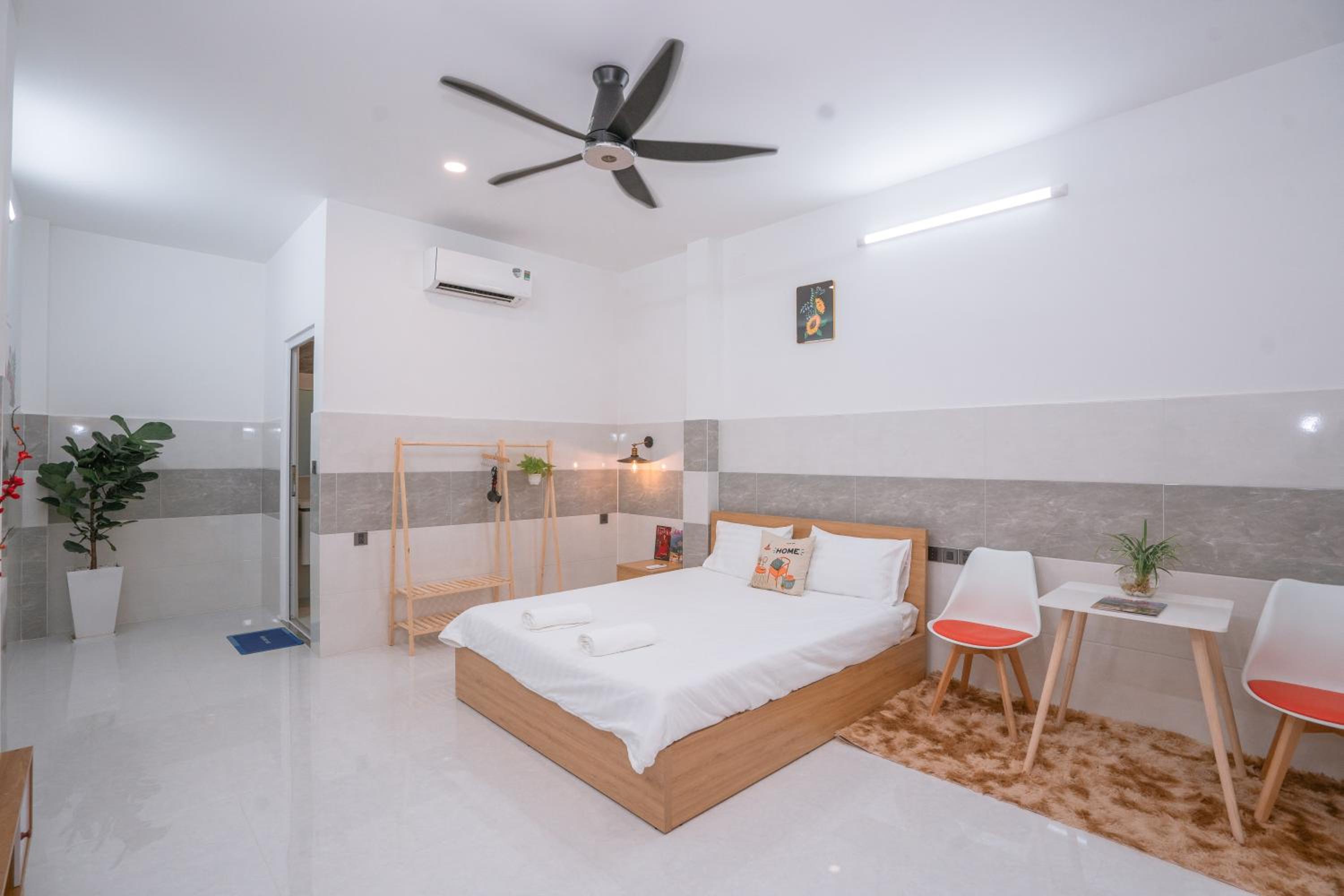 ALOHA SAIGON PREMIUM HOSTEL by Local Travel Experts - Newly opened, Less-touristy location, Spacious rooms, Glass shower bathroom, Free breakfast & Walking
