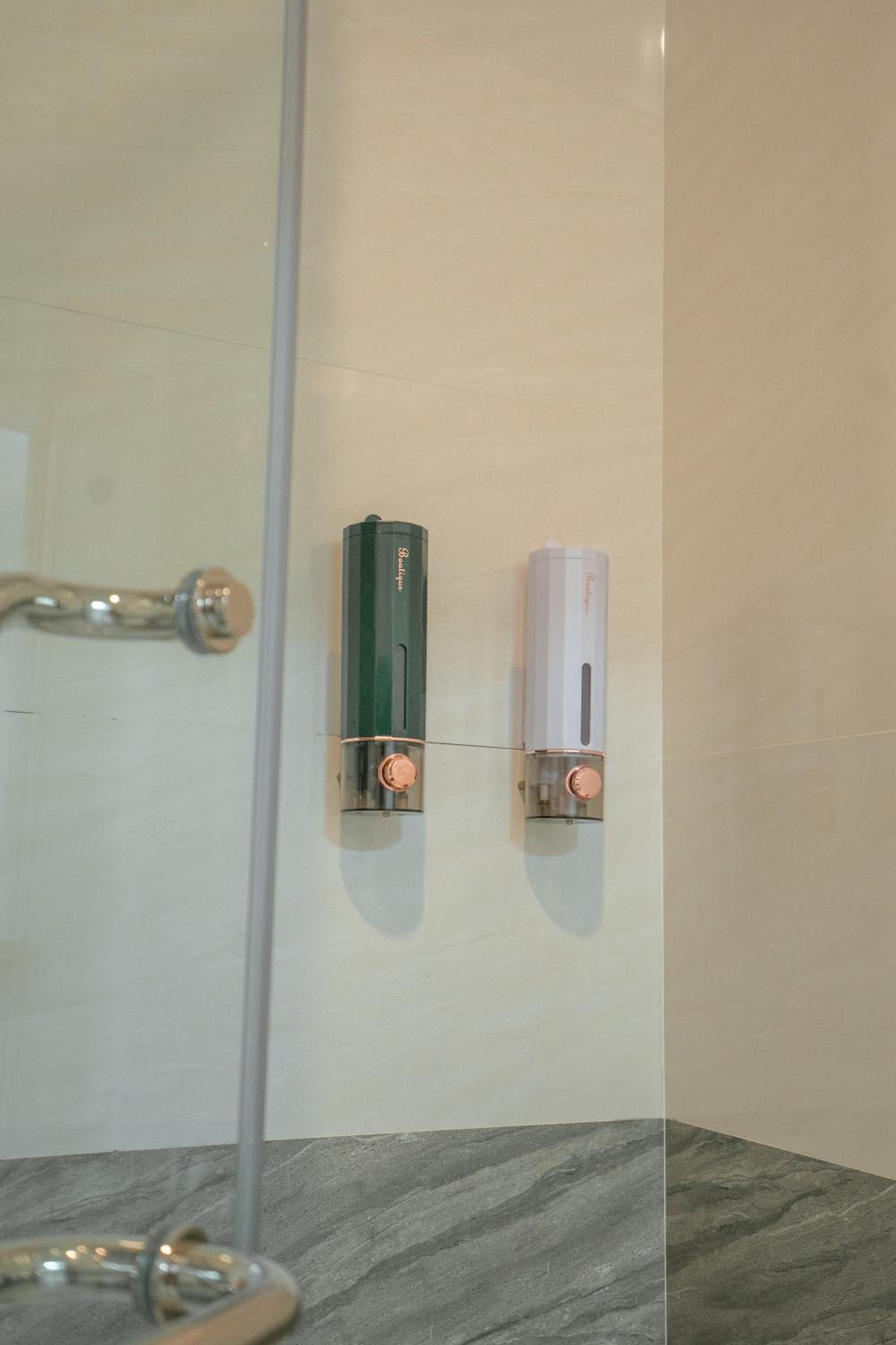 ALOHA SAIGON PREMIUM HOSTEL by Local Travel Experts - Newly opened, Less-touristy location, Spacious rooms, Glass shower bathroom, Free breakfast & Walking