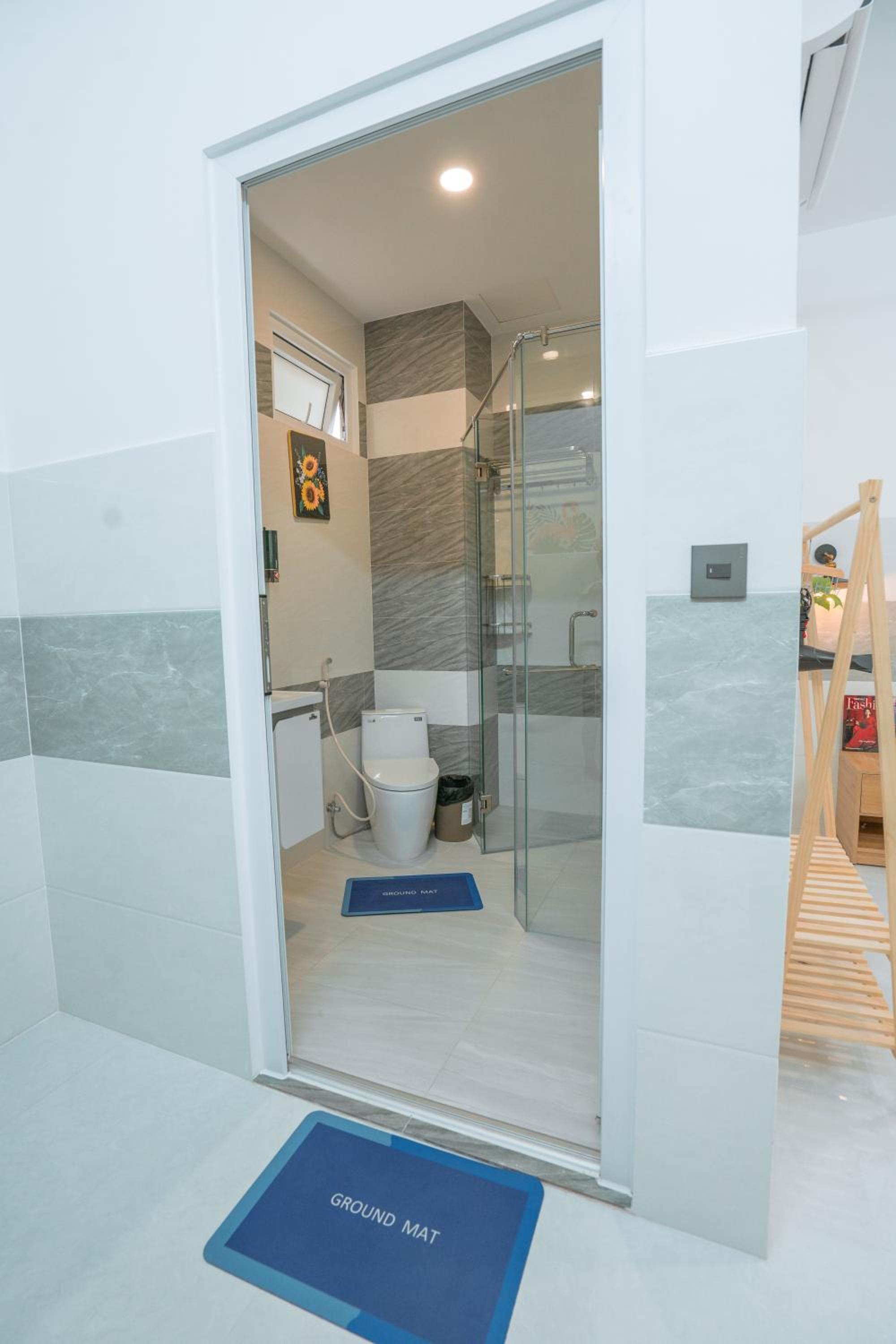 ALOHA SAIGON PREMIUM HOSTEL by Local Travel Experts - Newly opened, Less-touristy location, Spacious rooms, Glass shower bathroom, Free breakfast & Walking