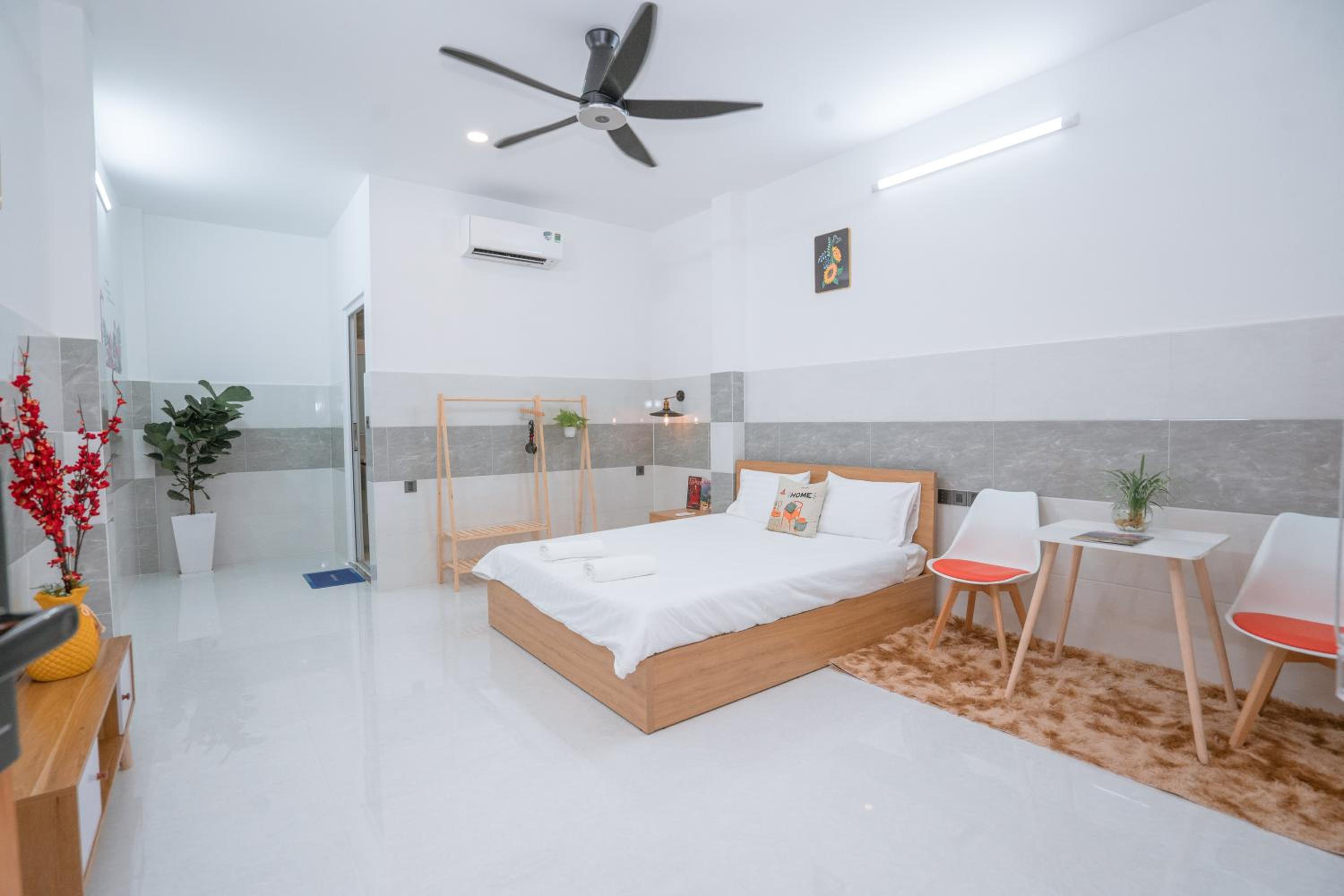 ALOHA SAIGON PREMIUM HOSTEL by Local Travel Experts - Newly opened, Less-touristy location, Spacious rooms, Glass shower bathroom, Free breakfast & Walking