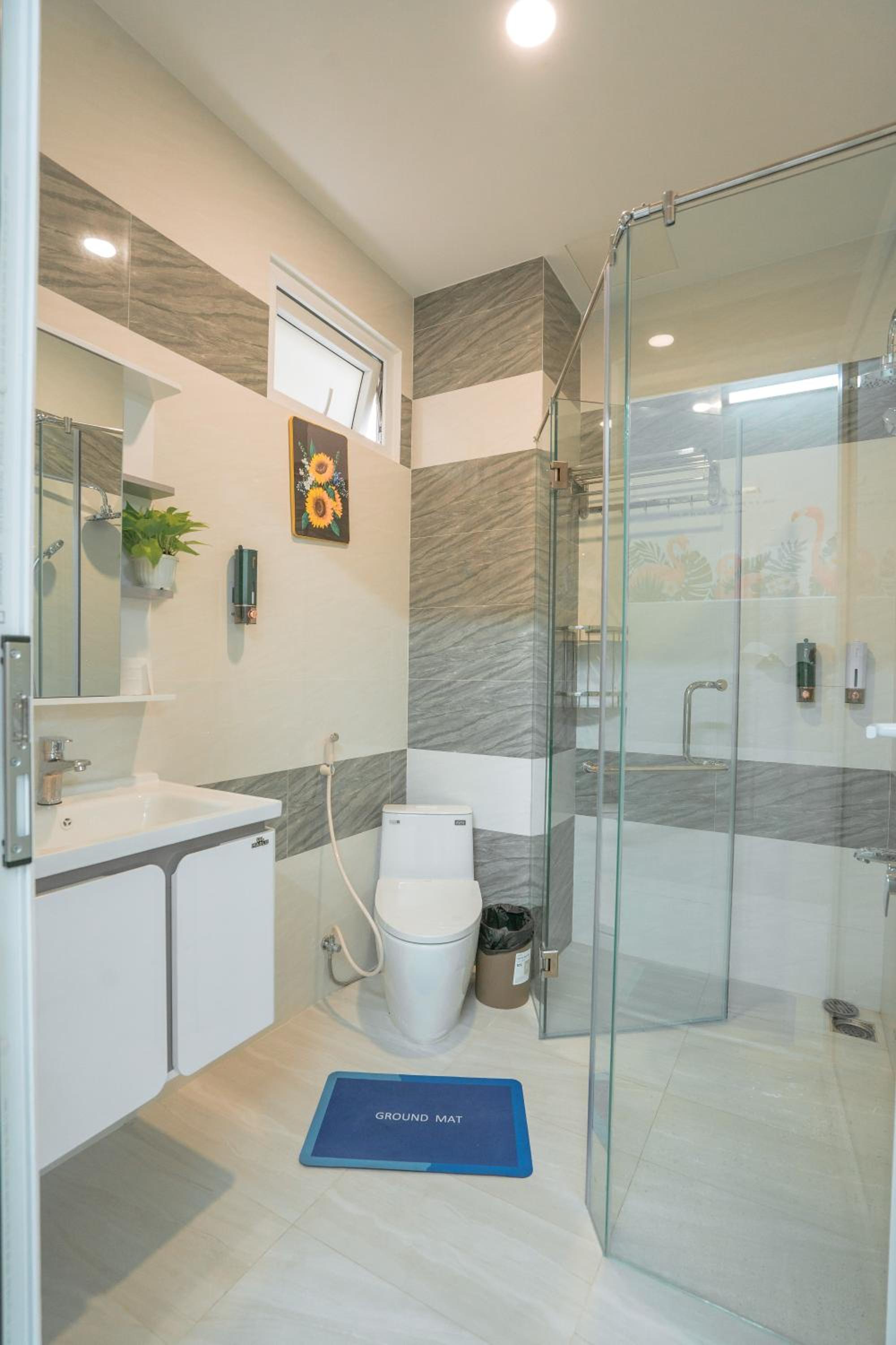 ALOHA SAIGON PREMIUM HOSTEL by Local Travel Experts - Newly opened, Less-touristy location, Spacious rooms, Glass shower bathroom, Free breakfast & Walking