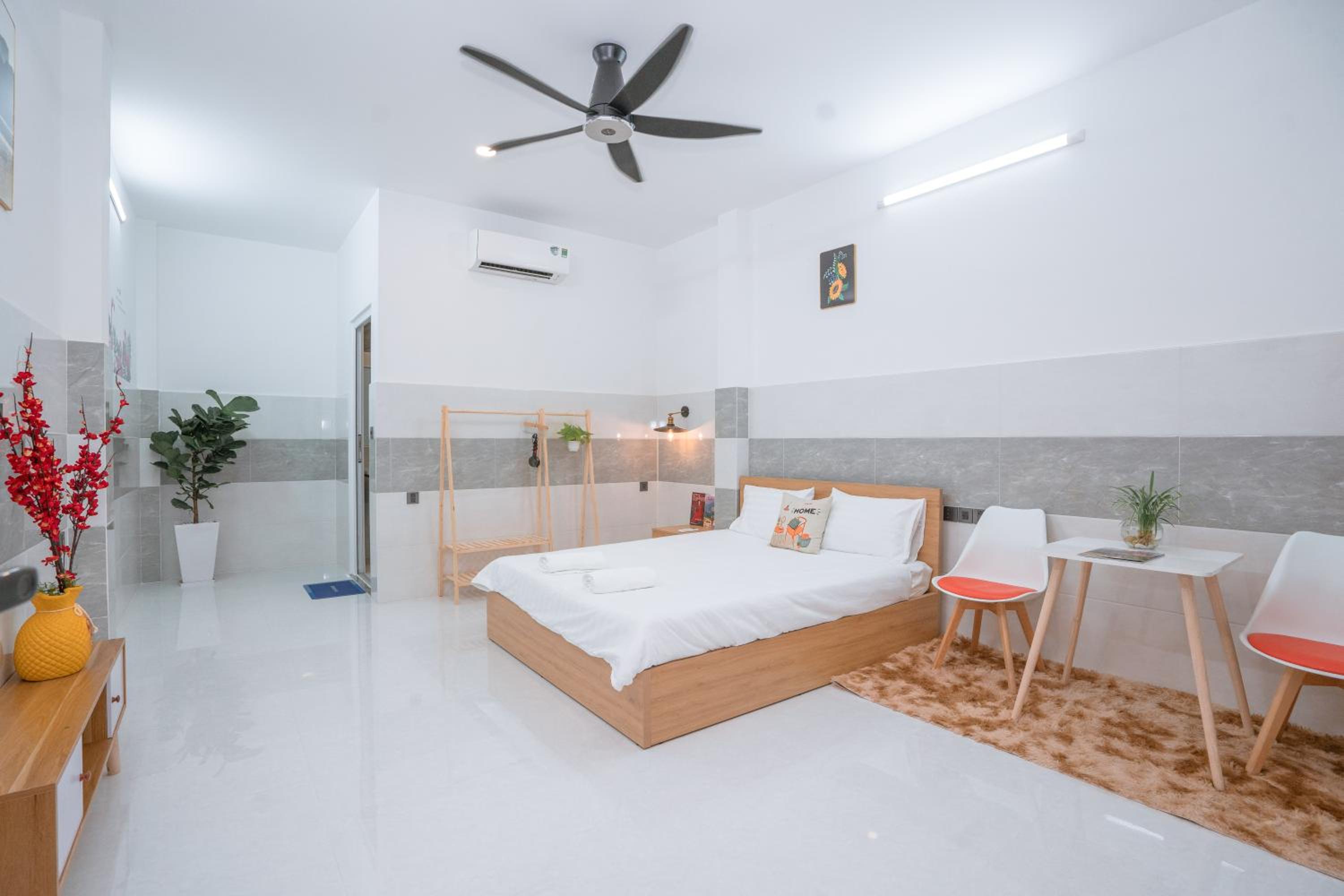 ALOHA SAIGON PREMIUM HOSTEL by Local Travel Experts - Newly opened, Less-touristy location, Spacious rooms, Glass shower bathroom, Free breakfast & Walking