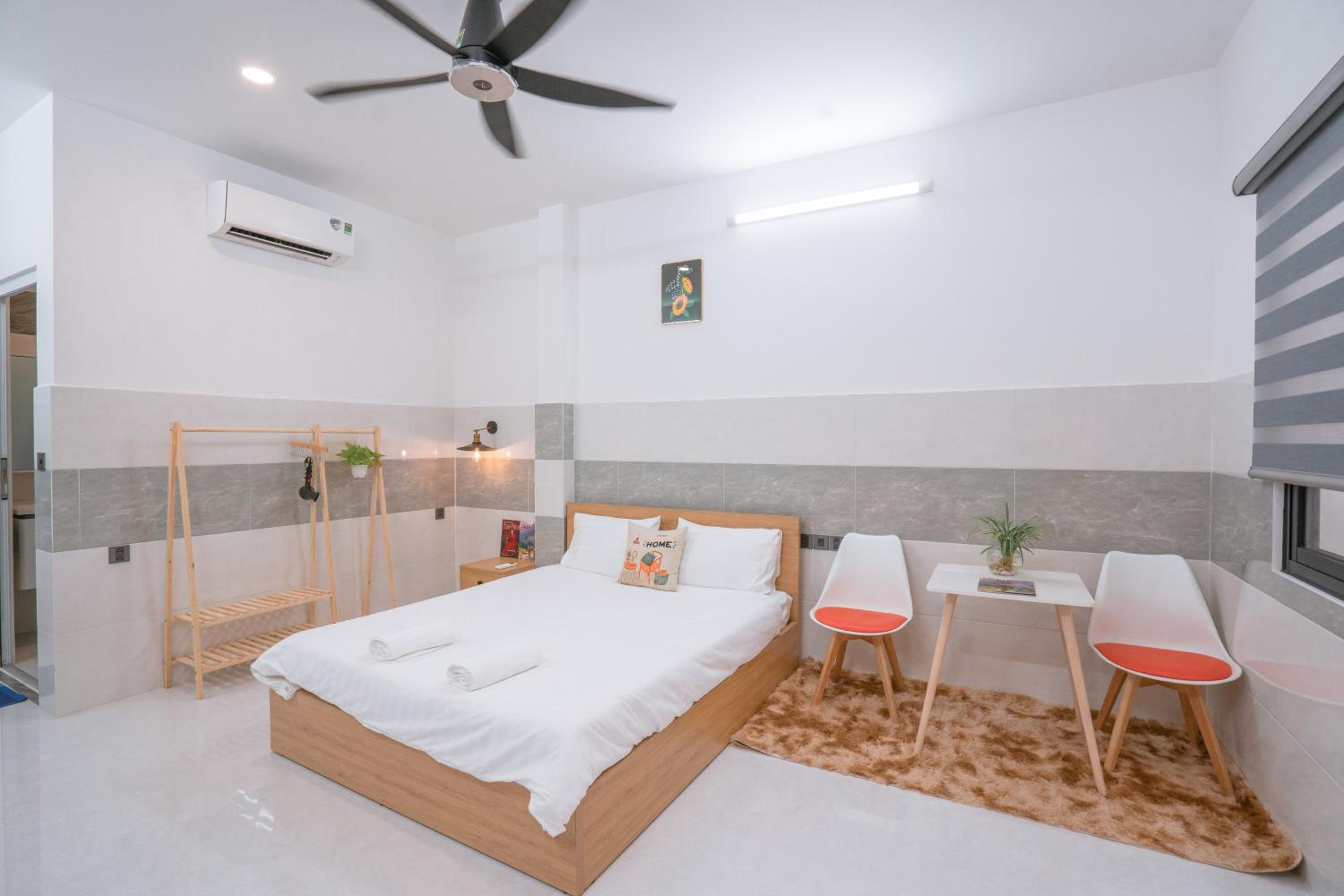 ALOHA SAIGON PREMIUM HOSTEL by Local Travel Experts - Newly opened, Less-touristy location, Spacious rooms, Glass shower bathroom, Free breakfast & Walking