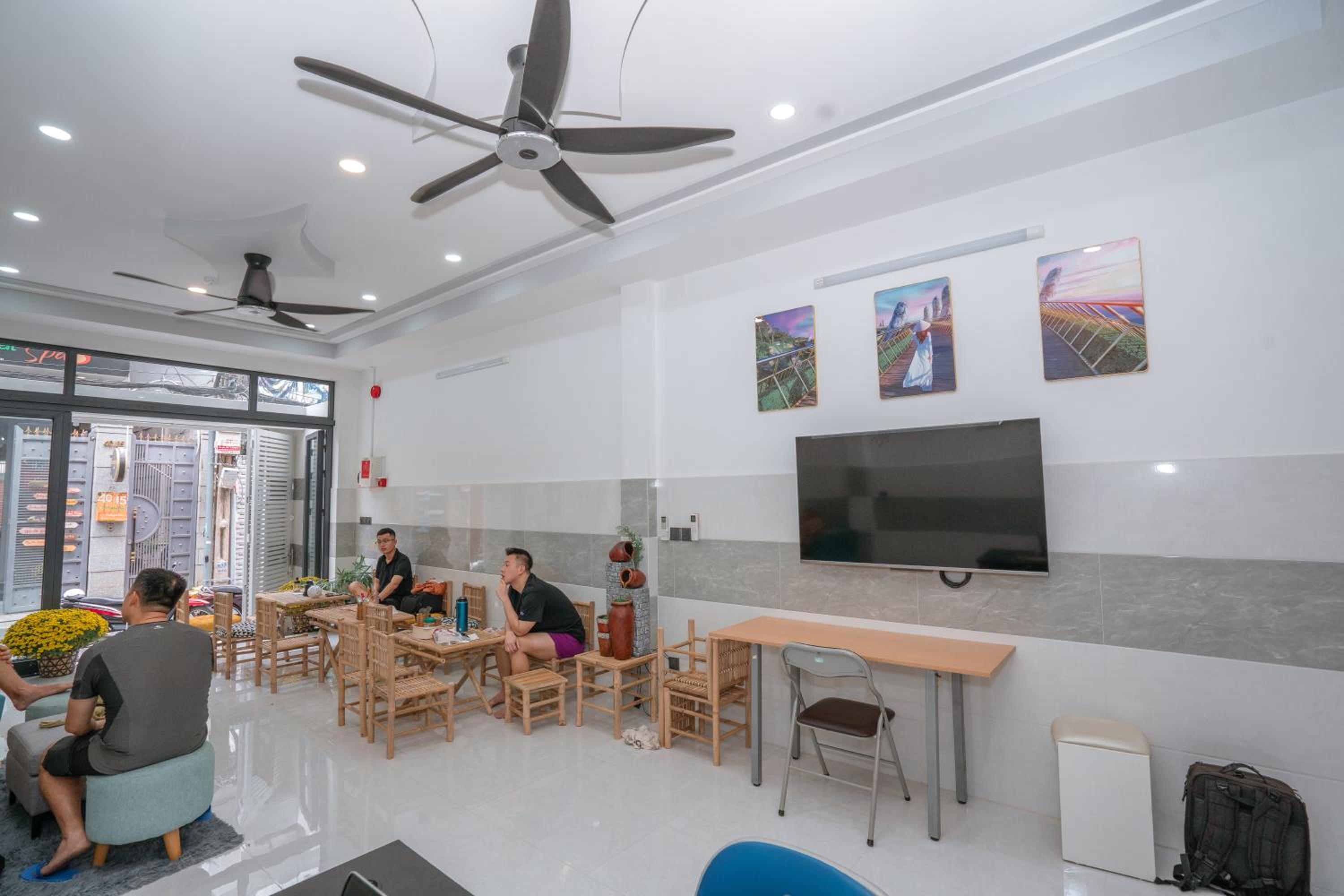 ALOHA SAIGON PREMIUM HOSTEL by Local Travel Experts - Newly opened, Less-touristy location, Spacious rooms, Glass shower bathroom, Free breakfast & Walking