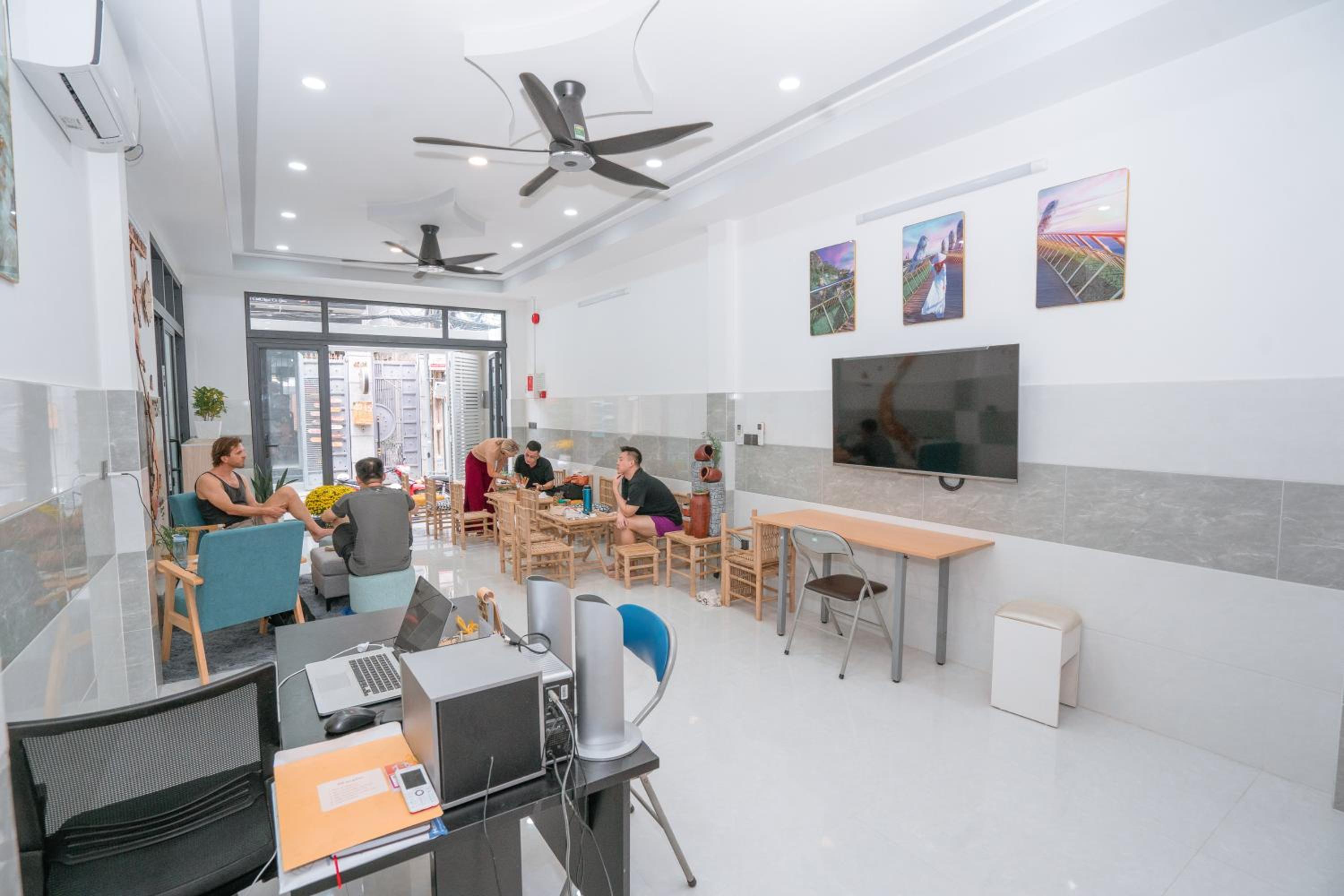 ALOHA SAIGON PREMIUM HOSTEL by Local Travel Experts - Newly opened, Less-touristy location, Spacious rooms, Glass shower bathroom, Free breakfast & Walking
