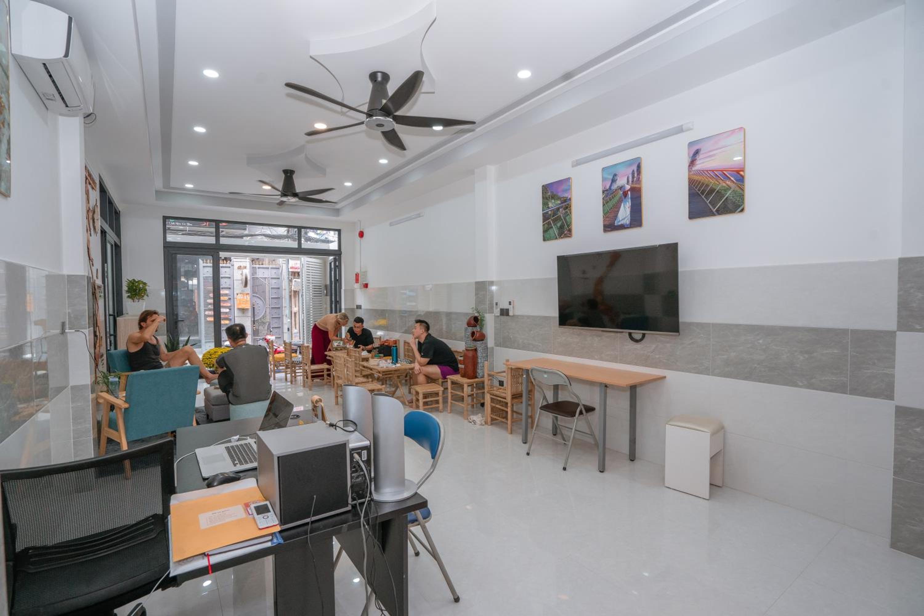 ALOHA SAIGON PREMIUM HOSTEL by Local Travel Experts - Newly opened, Less-touristy location, Spacious rooms, Glass shower bathroom, Free breakfast & Walking