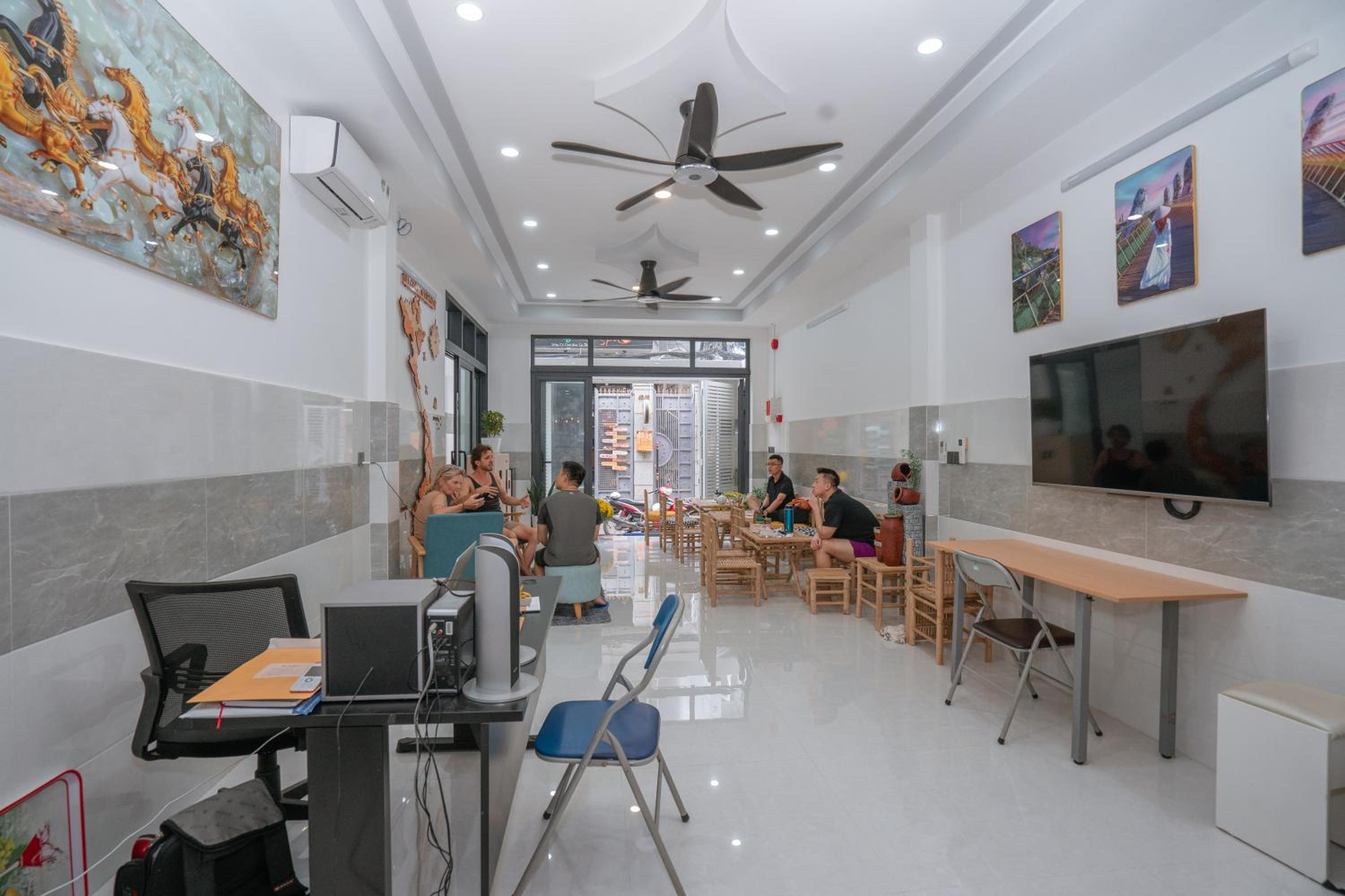 ALOHA SAIGON PREMIUM HOSTEL by Local Travel Experts - Newly opened, Less-touristy location, Spacious rooms, Glass shower bathroom, Free breakfast & Walking