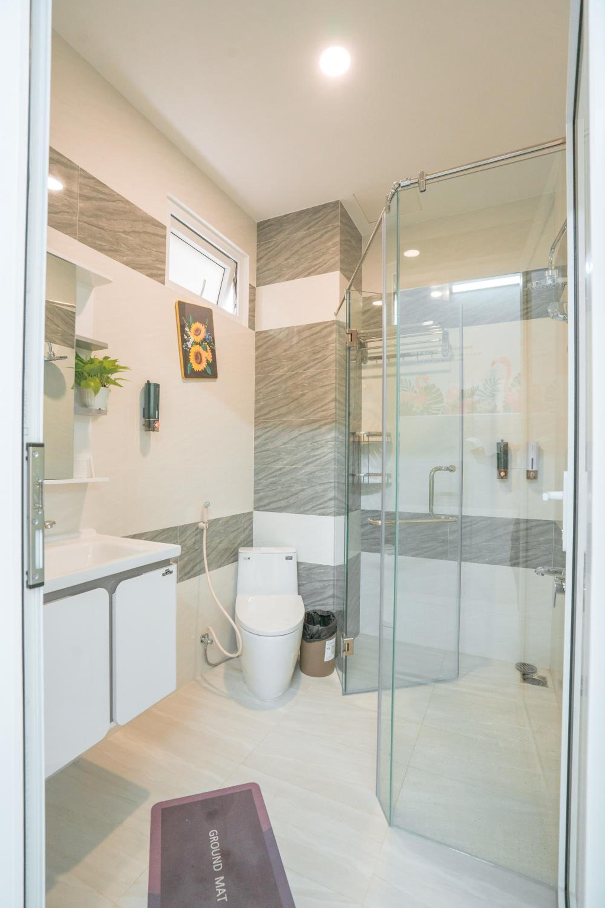 ALOHA SAIGON PREMIUM HOSTEL by Local Travel Experts - Newly opened, Less-touristy location, Spacious rooms, Glass shower bathroom, Free breakfast & Walking