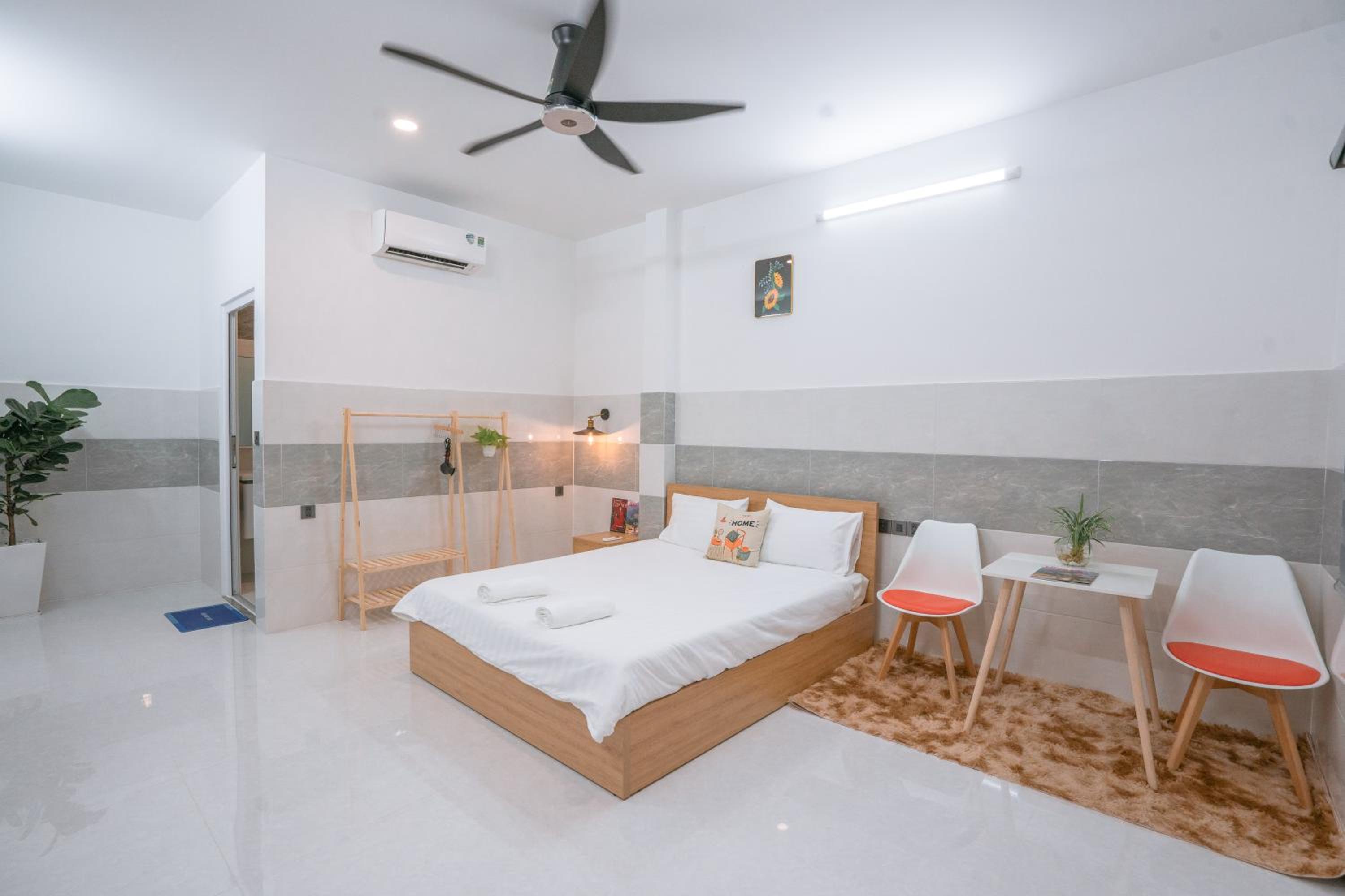 ALOHA SAIGON PREMIUM HOSTEL by Local Travel Experts - Newly opened, Less-touristy location, Spacious rooms, Glass shower bathroom, Free breakfast & Walking
