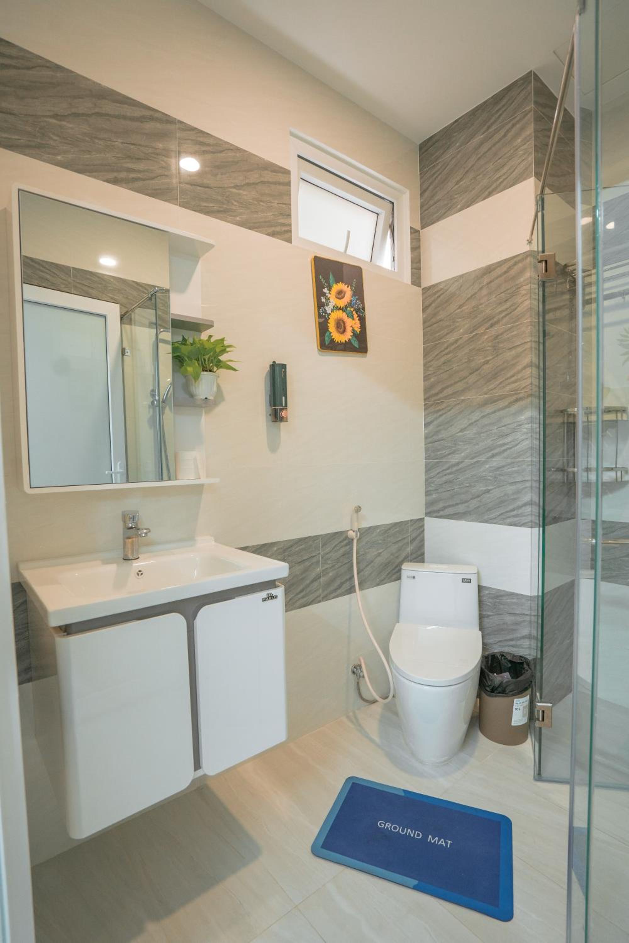 ALOHA SAIGON PREMIUM HOSTEL by Local Travel Experts - Newly opened, Less-touristy location, Spacious rooms, Glass shower bathroom, Free breakfast & Walking