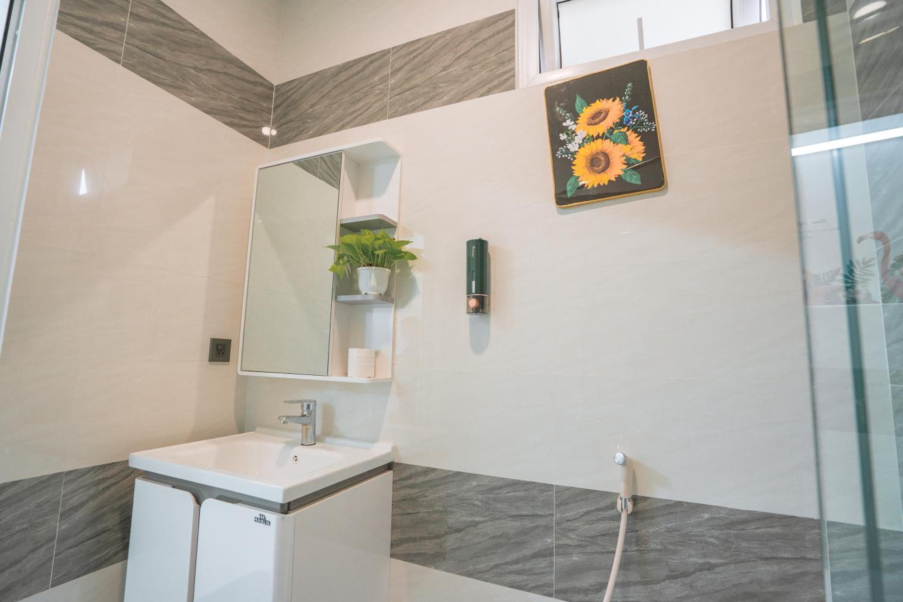 ALOHA SAIGON PREMIUM HOSTEL by Local Travel Experts - Newly opened, Less-touristy location, Spacious rooms, Glass shower bathroom, Free breakfast & Walking