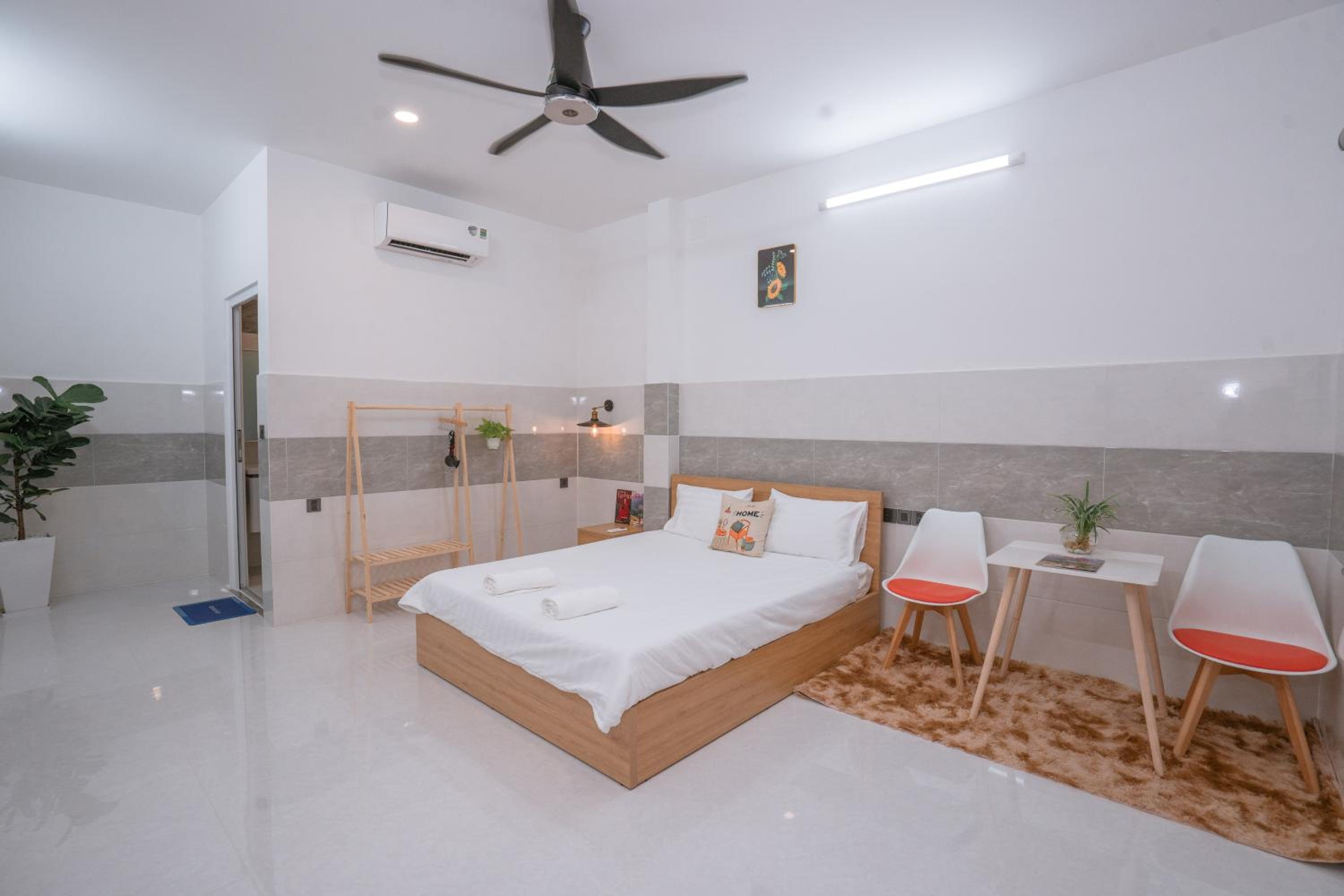 ALOHA SAIGON PREMIUM HOSTEL by Local Travel Experts - Newly opened, Less-touristy location, Spacious rooms, Glass shower bathroom, Free breakfast & Walking