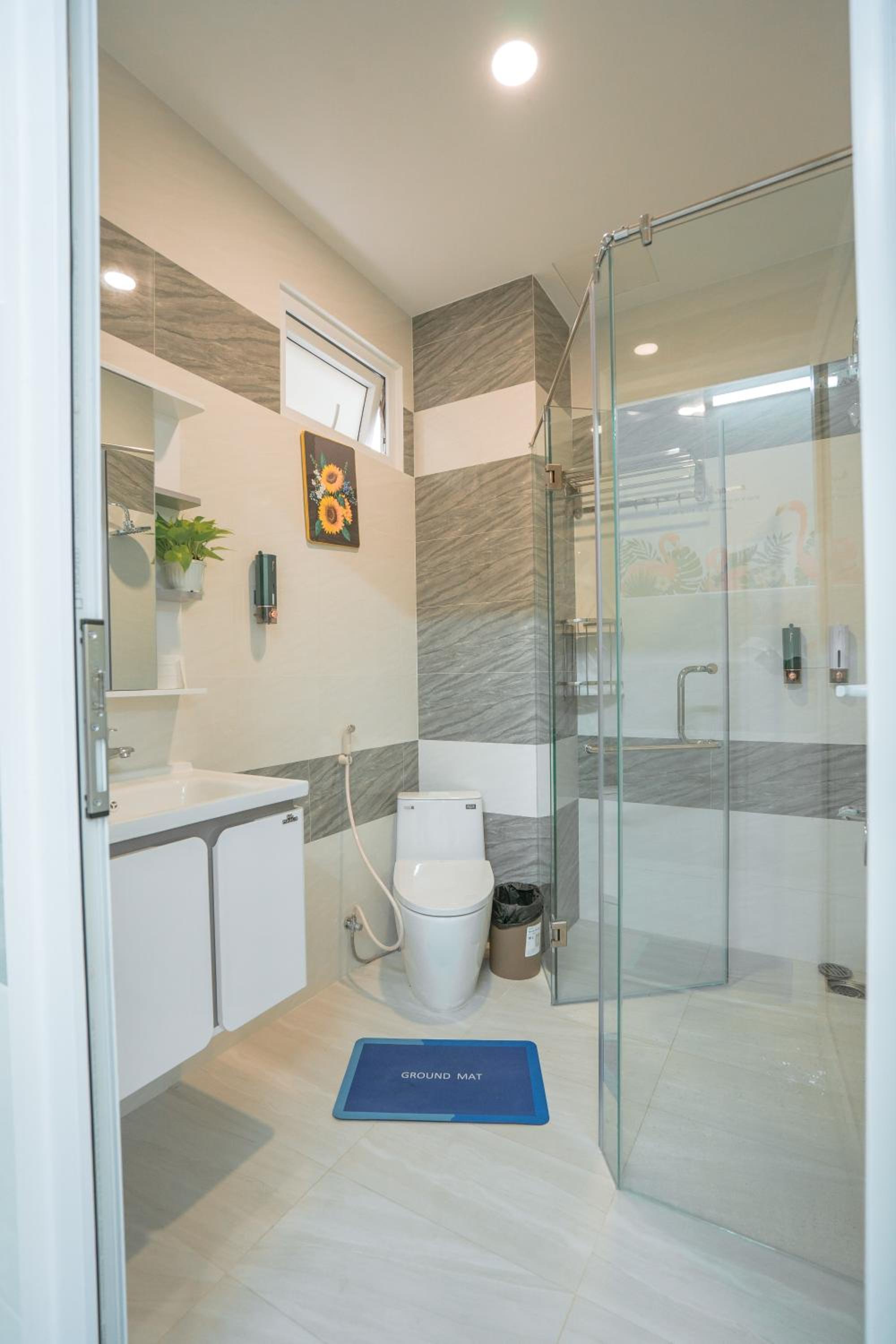 ALOHA SAIGON PREMIUM HOSTEL by Local Travel Experts - Newly opened, Less-touristy location, Spacious rooms, Glass shower bathroom, Free breakfast & Walking