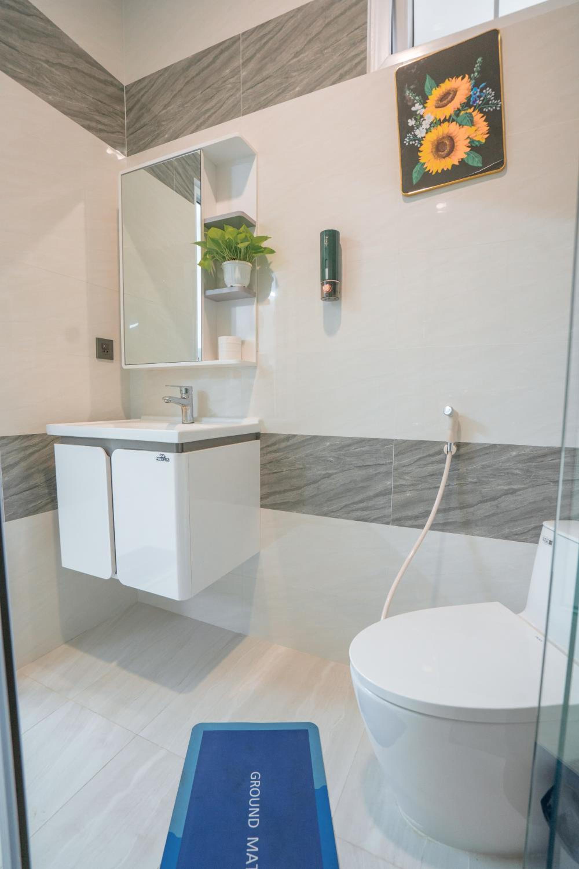 ALOHA SAIGON PREMIUM HOSTEL by Local Travel Experts - Newly opened, Less-touristy location, Spacious rooms, Glass shower bathroom, Free breakfast & Walking