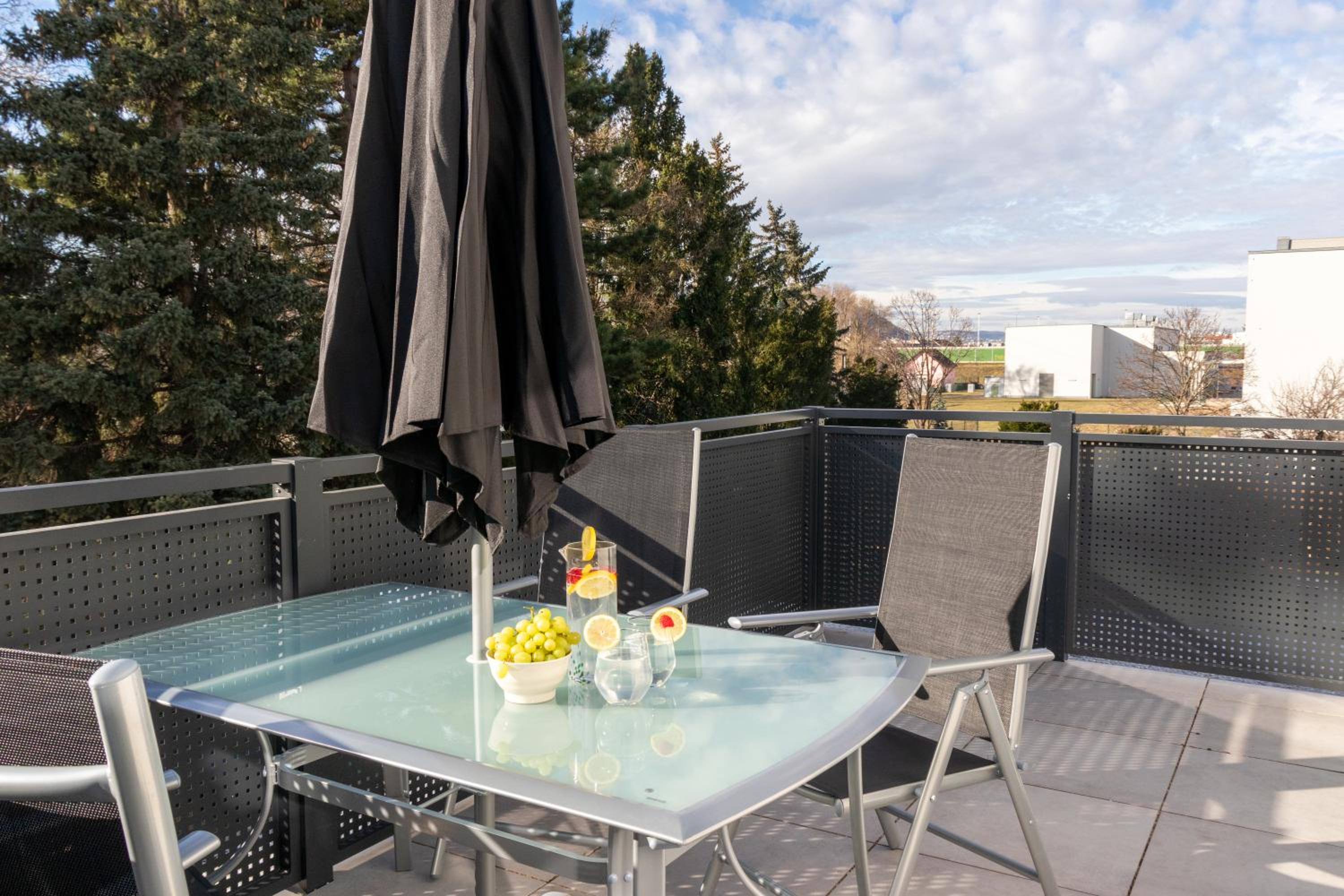 NobleNest: Terrasse - Netflix - Kaffee