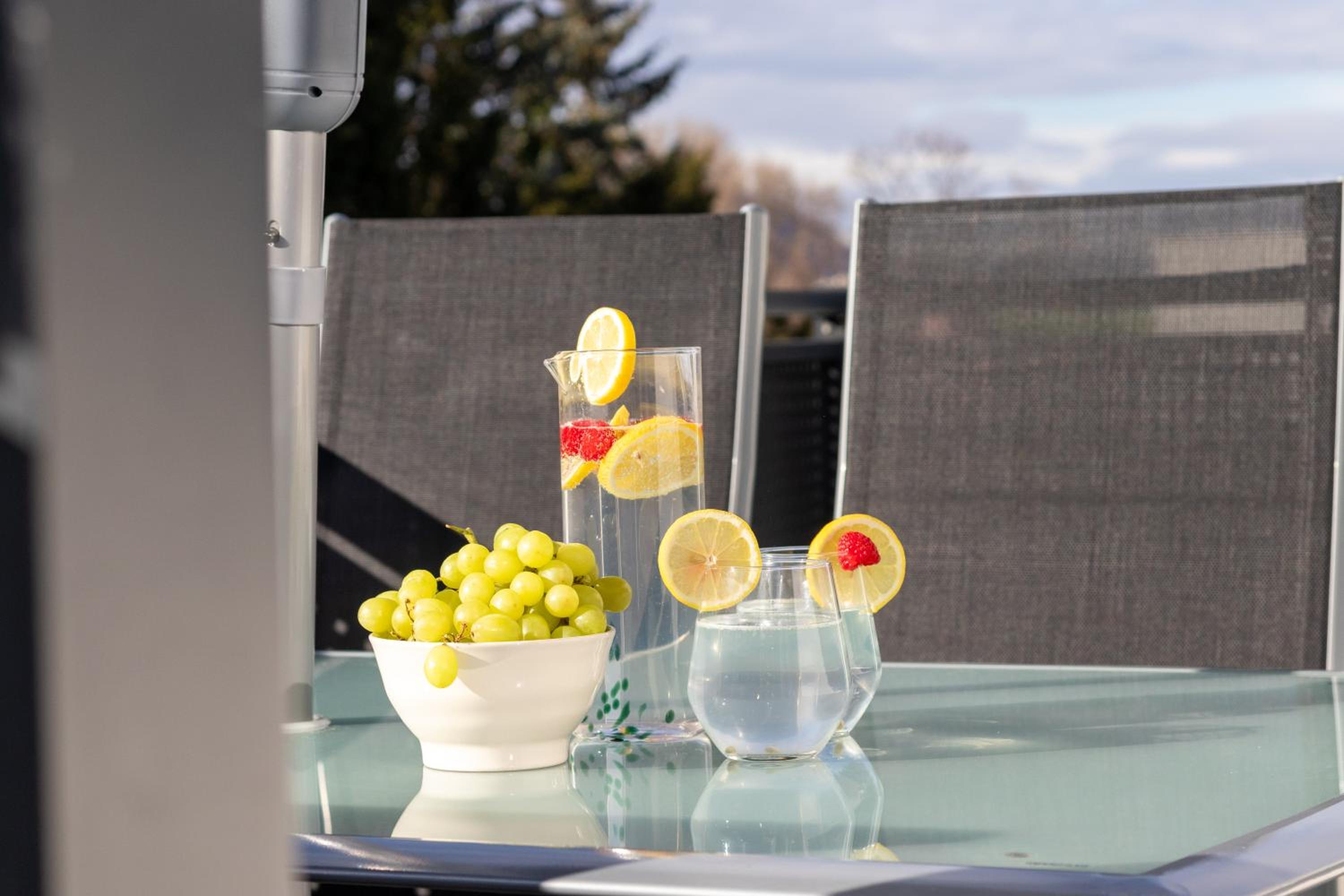 NobleNest: Terrasse - Netflix - Kaffee