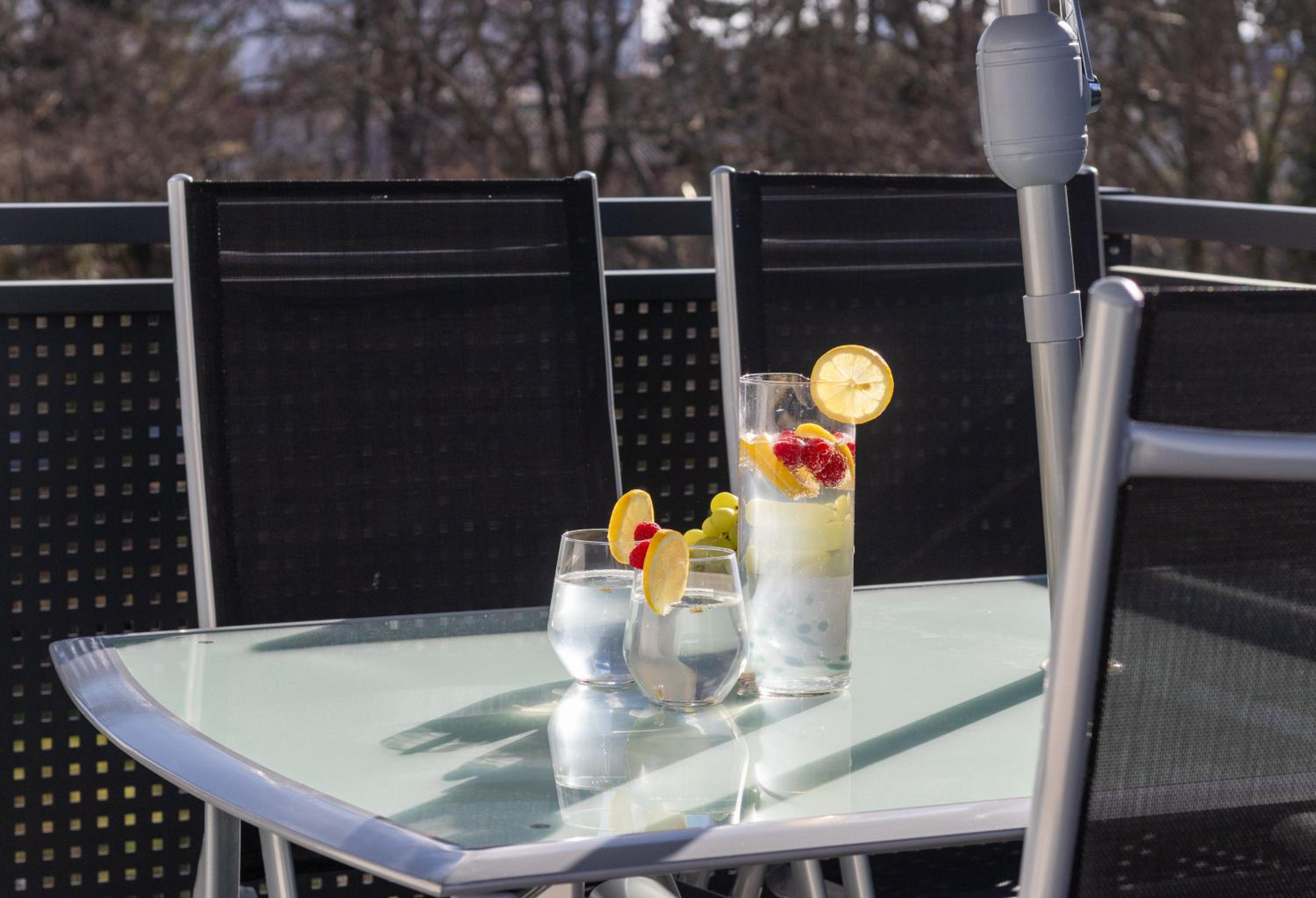 NobleNest: Terrasse - Netflix - Kaffee
