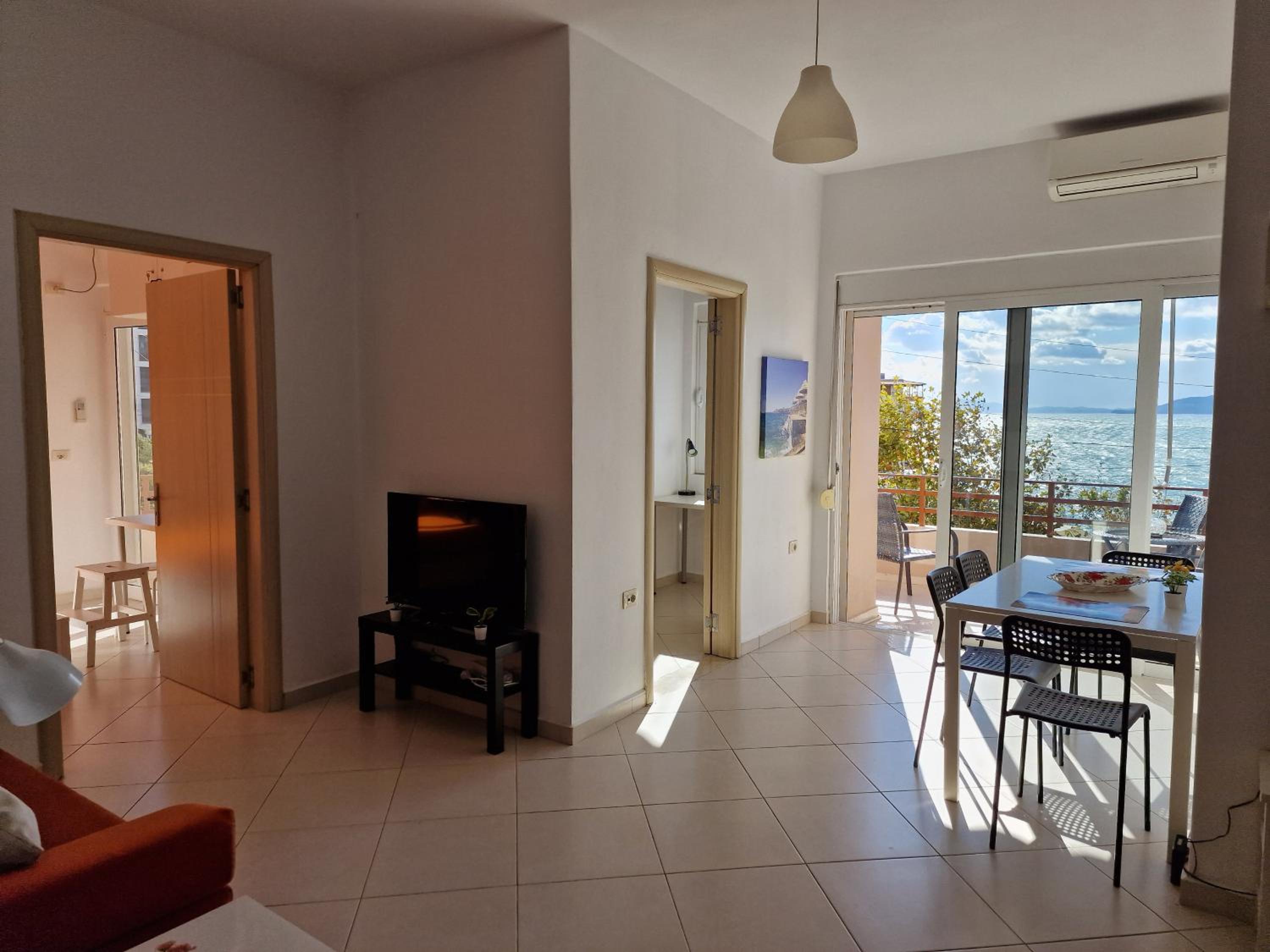 Orange Corner Apartment