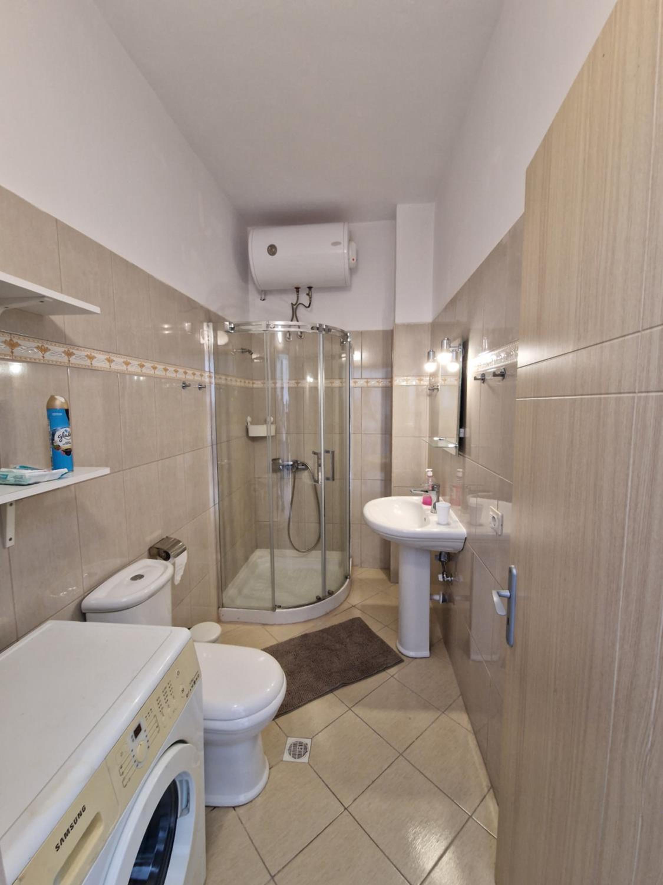 Orange Corner Apartment