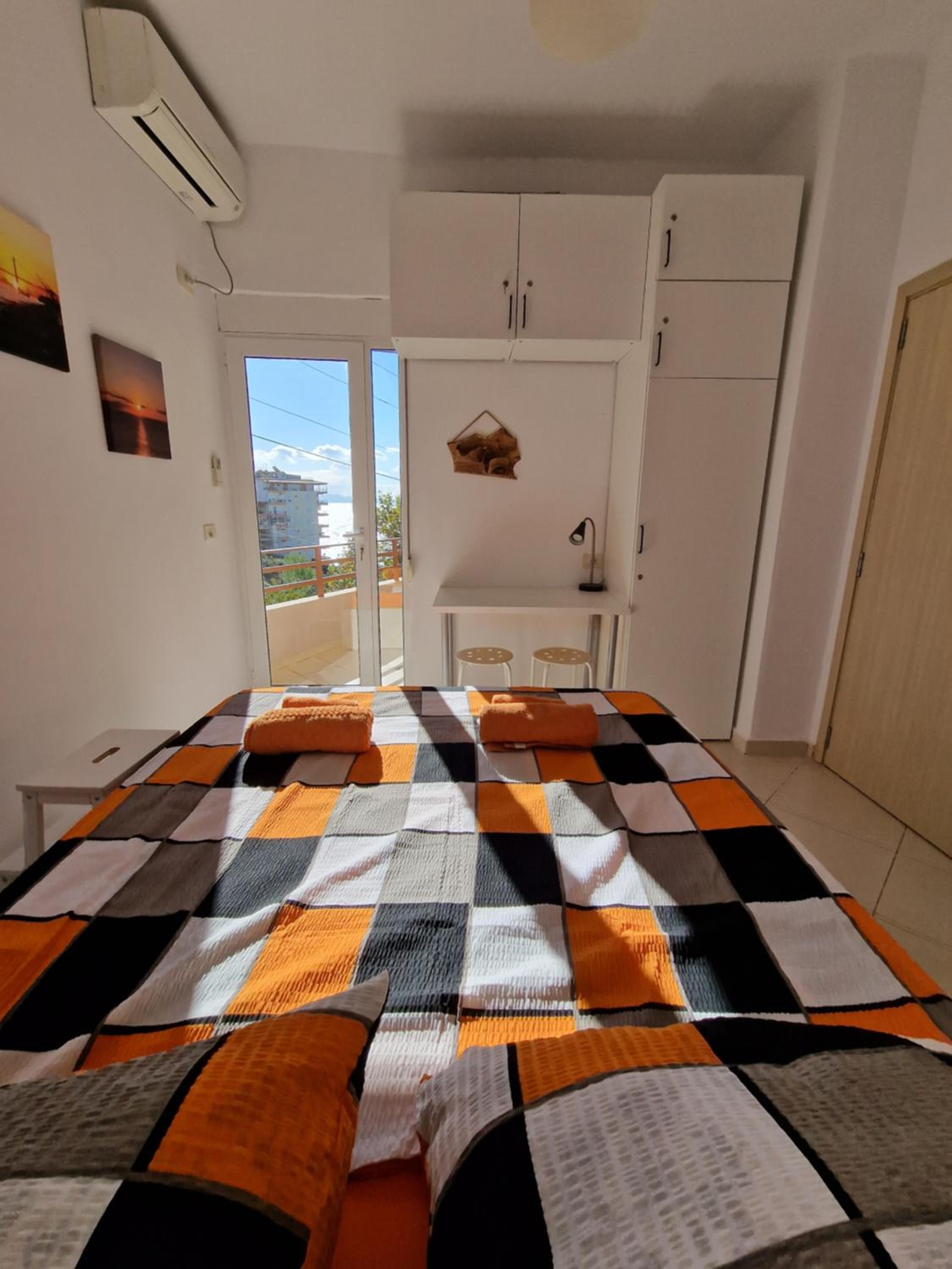 Orange Corner Apartment