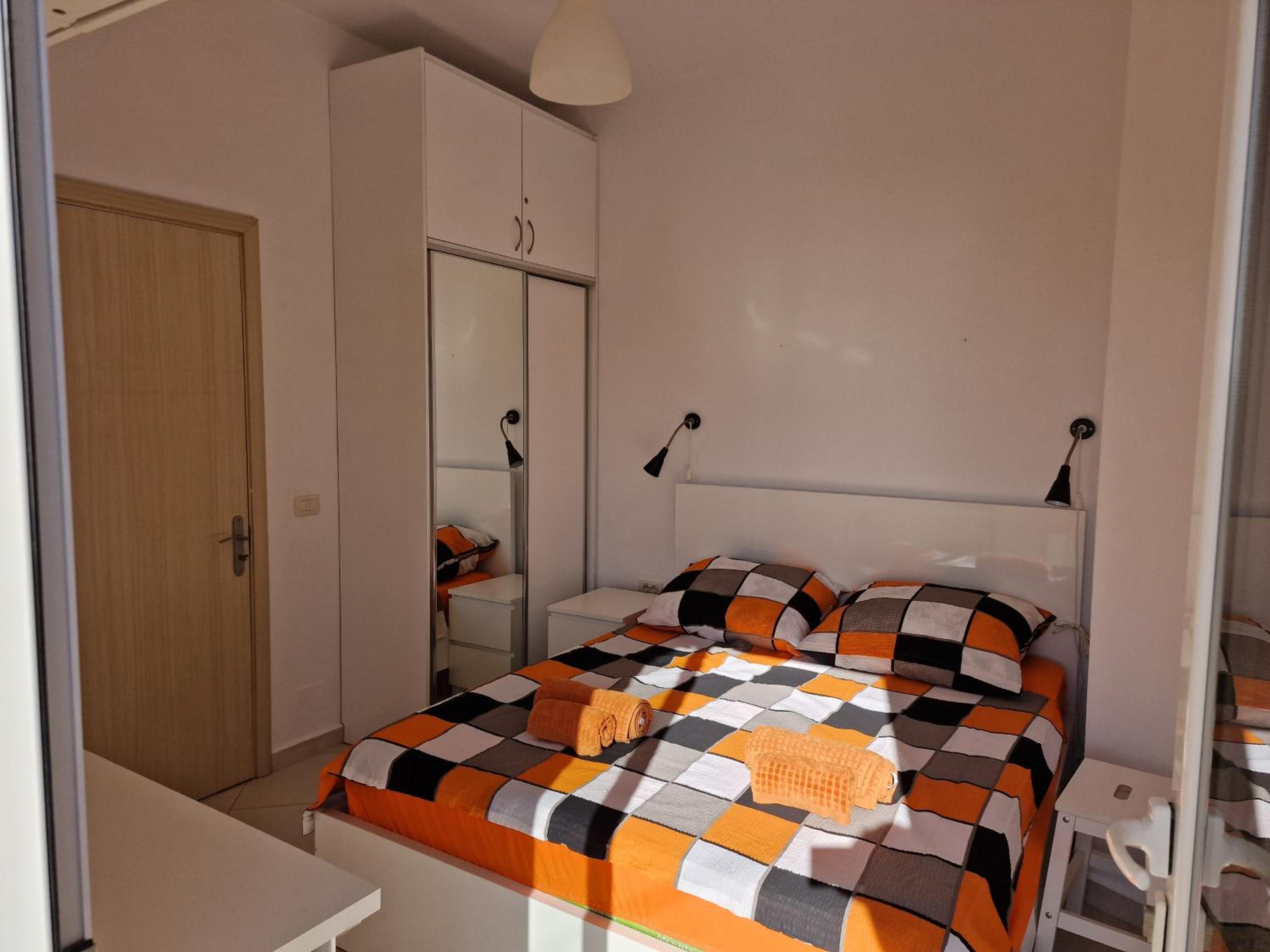 Orange Corner Apartment