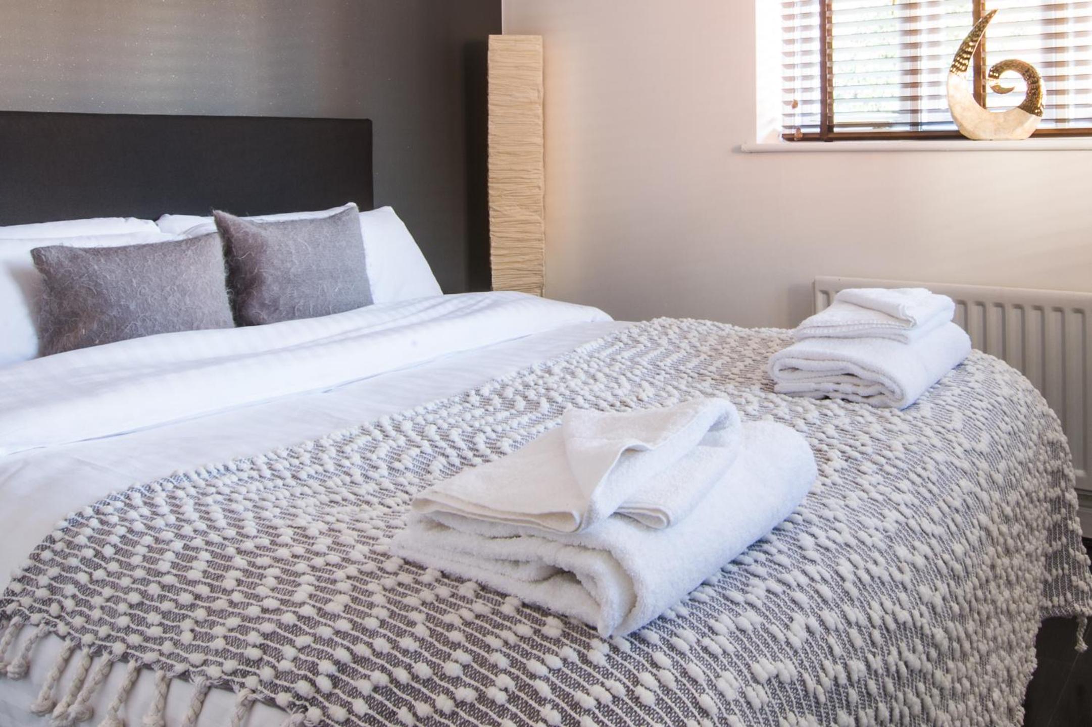 4 Bed Townhouse 2 mins from everything & 1 parking space! view 2
