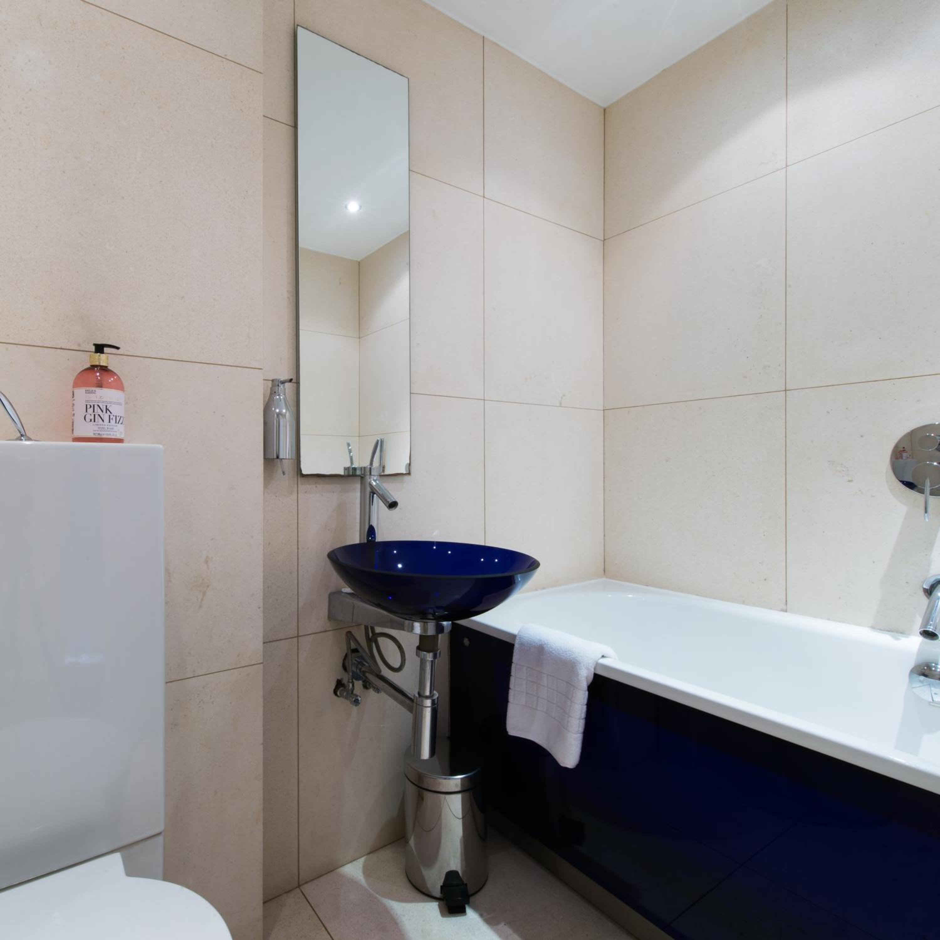 4 Bed Townhouse 2 mins from everything & 1 parking space! view 5