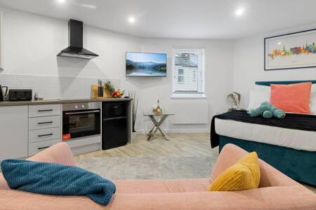 City Centre Studio Apartments - Riley Apartment - Short Stays UK Ltd view 3