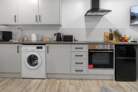 City Centre Studio Apartments - Riley Apartment - Short Stays UK Ltd view 4