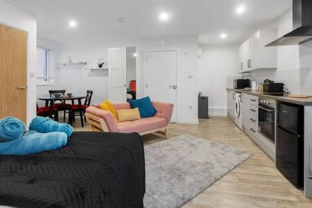 City Centre Studio Apartments - Riley Apartment - Short Stays UK Ltd view 5