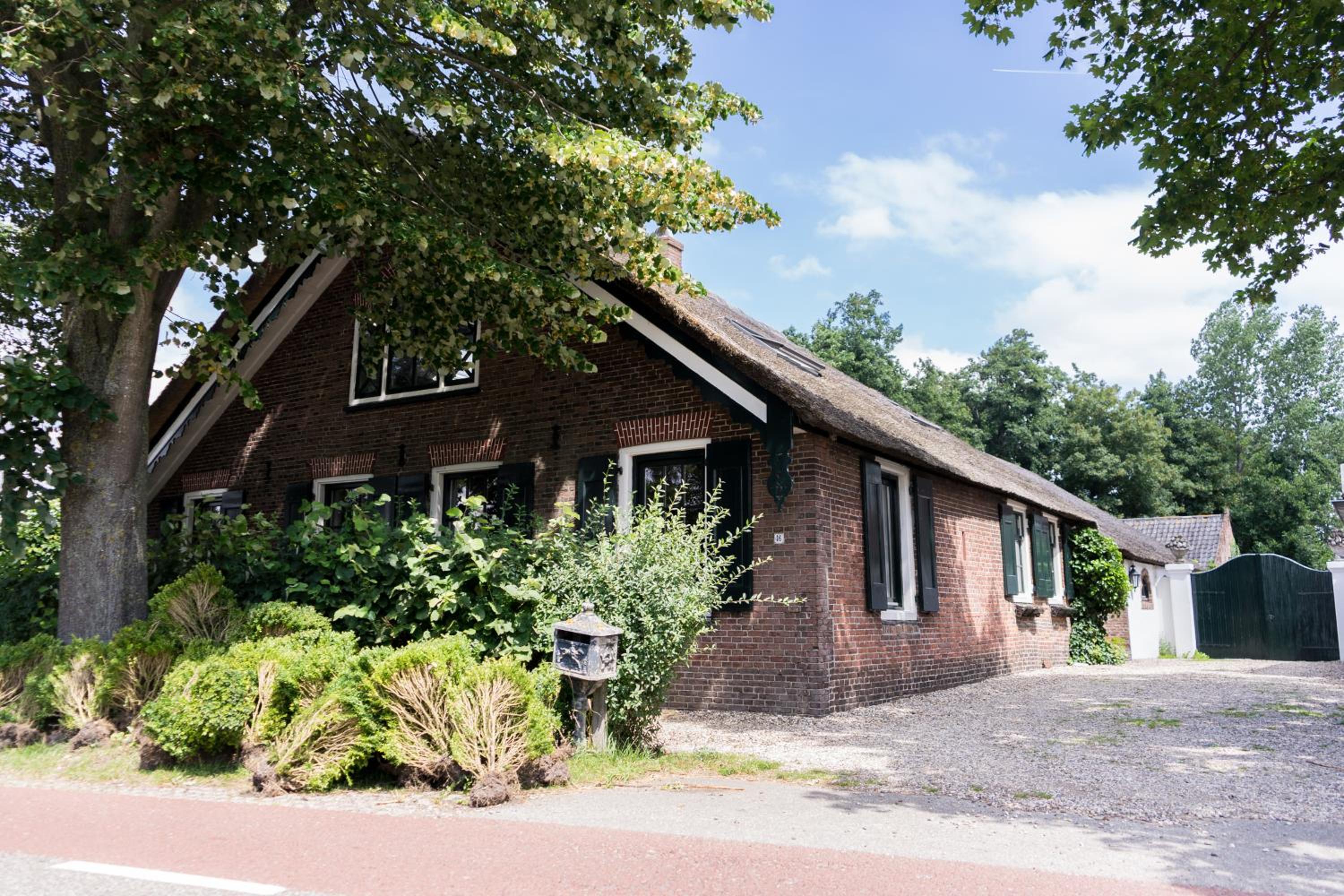 Hotel Bohemian Experience Wellness, Jacuzzi, Sauna, BBQ, Garden, Sleeps 14 - Image 1