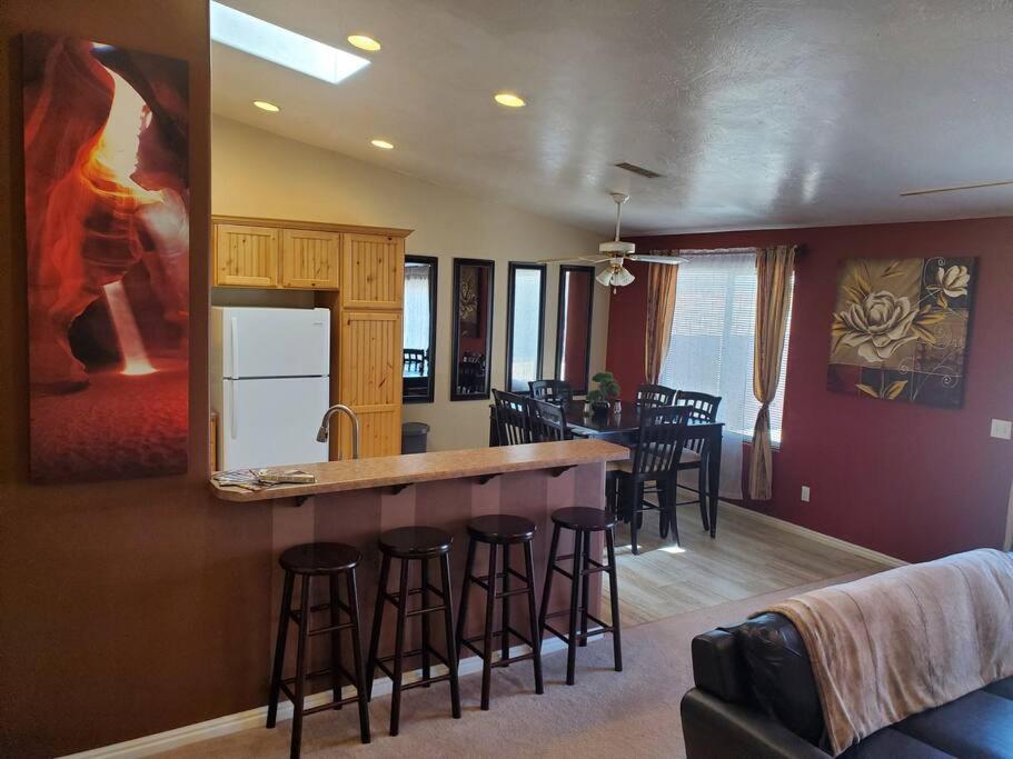 Page Vacations - I Deal Lake Powell Home 3BR, Jacuzzi, BBQ, Firepit - Property Image 4