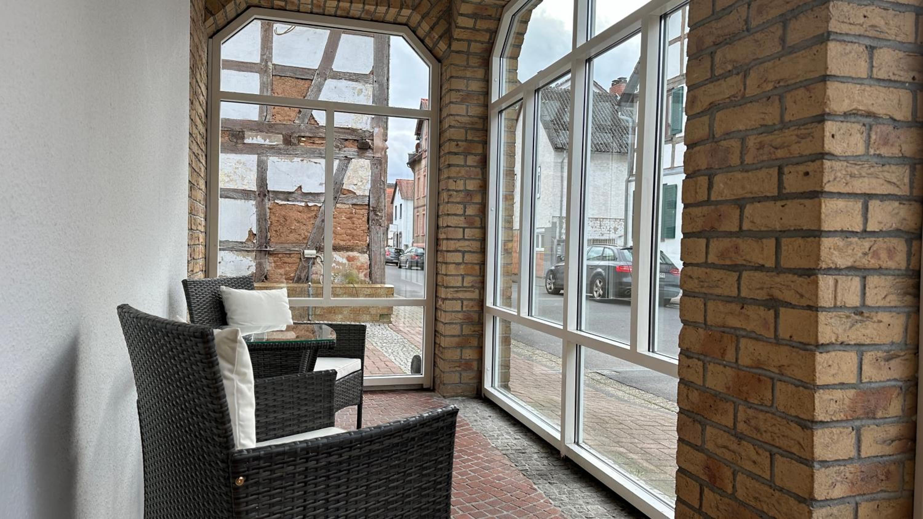 BELLAHOMES Apartments, Ground Floor, Aircondition, Private Parking, Airport 30 min